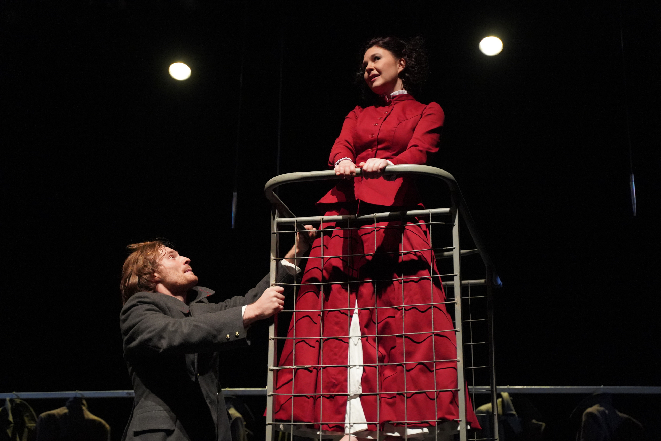 Спектакль«Поединок».Сначала театр-театр с начала.Фотосъемка спектакля. Портретный фотограф в Москве Елена Капралова