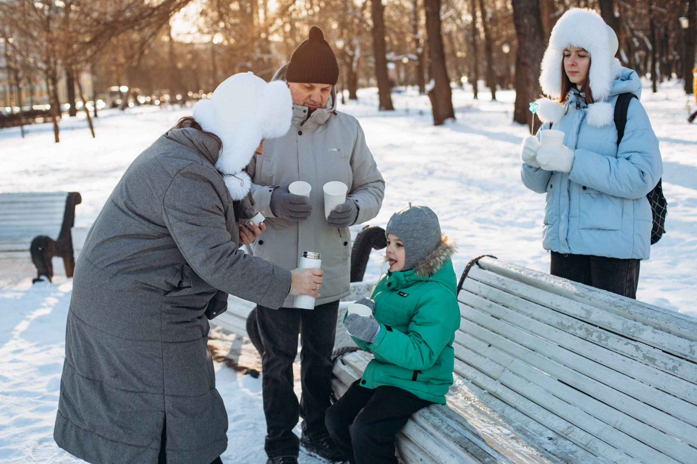 Анна с семьей в феврале. Фотопрогулка в Петербурге. Индивидуальный и семейный фотограф в Санкт-Петербурге