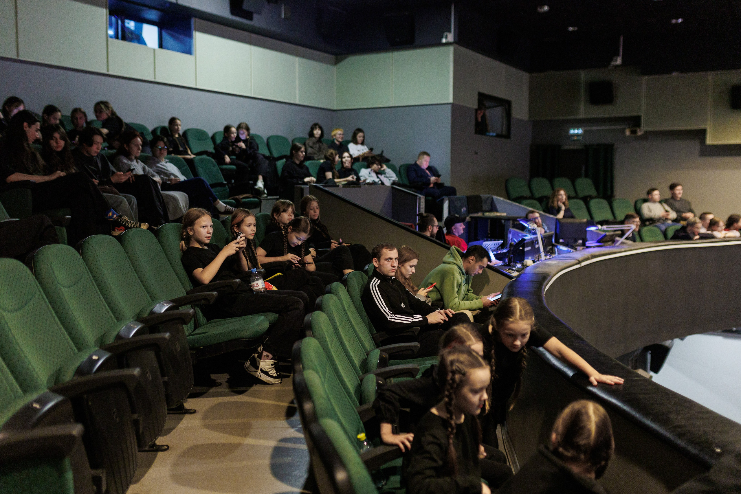 Выксунская премьера «Громко и Честно. Бонд с кнопкой». Фотограф городских и семейных событий Артем Карпухин