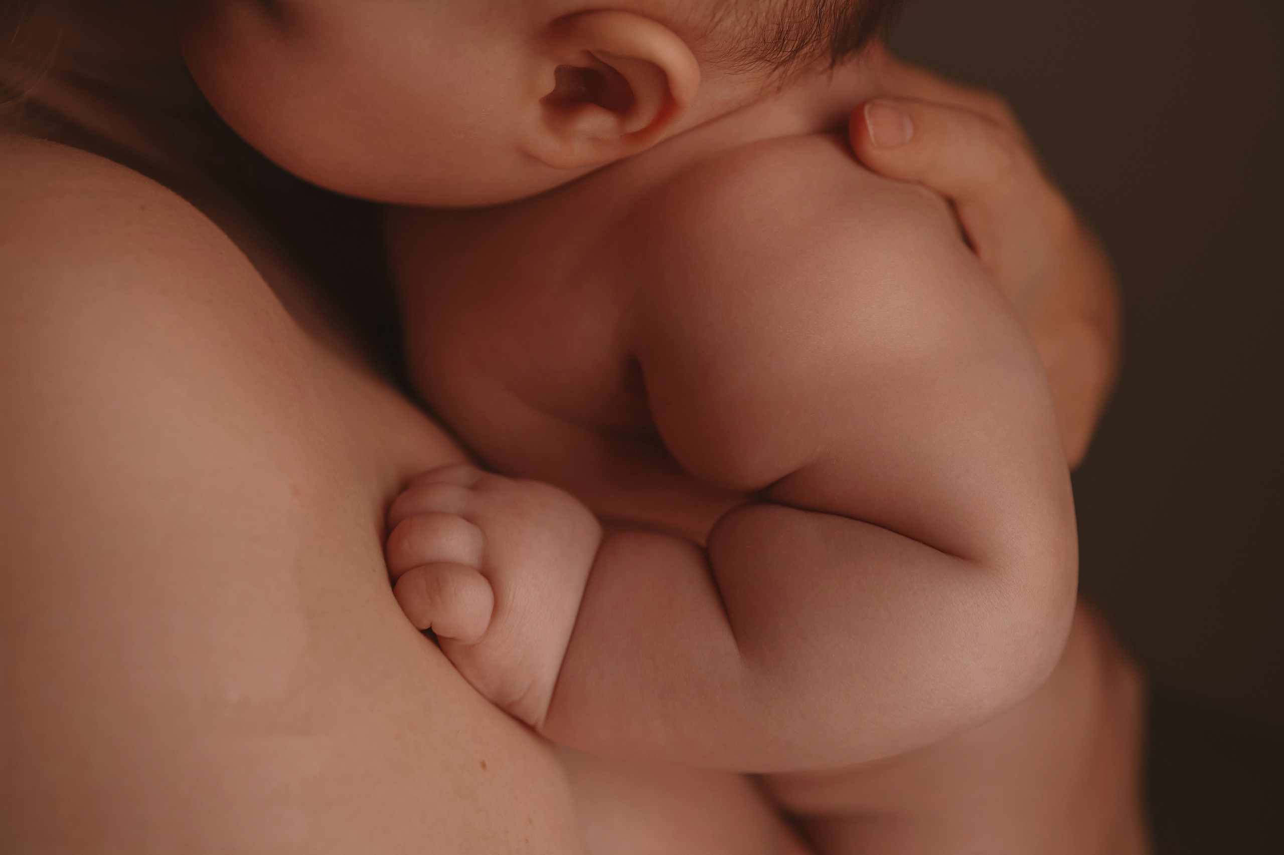 Кормление. Семейный фотограф Тюмень, фотограф на роды Салмина Мария