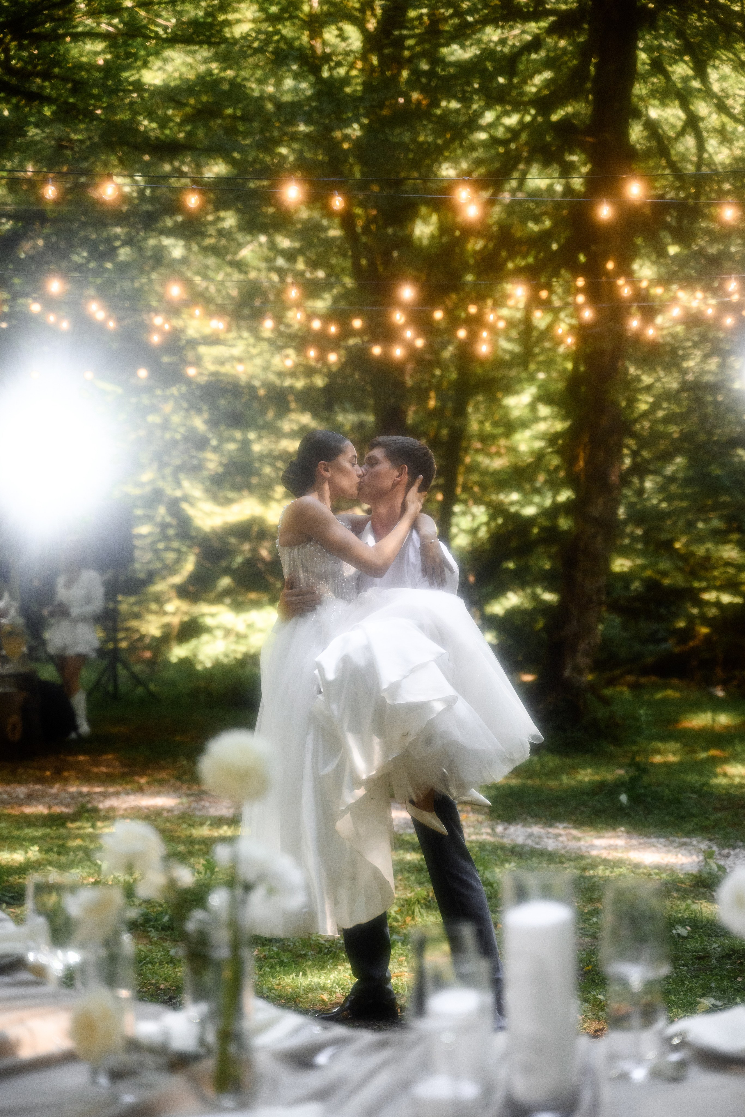 Свадебная фотосессия с природными пейзажами глэмпинга Енот, Сочи, где жених и невеста наслаждаются каждым моментом свадьбы