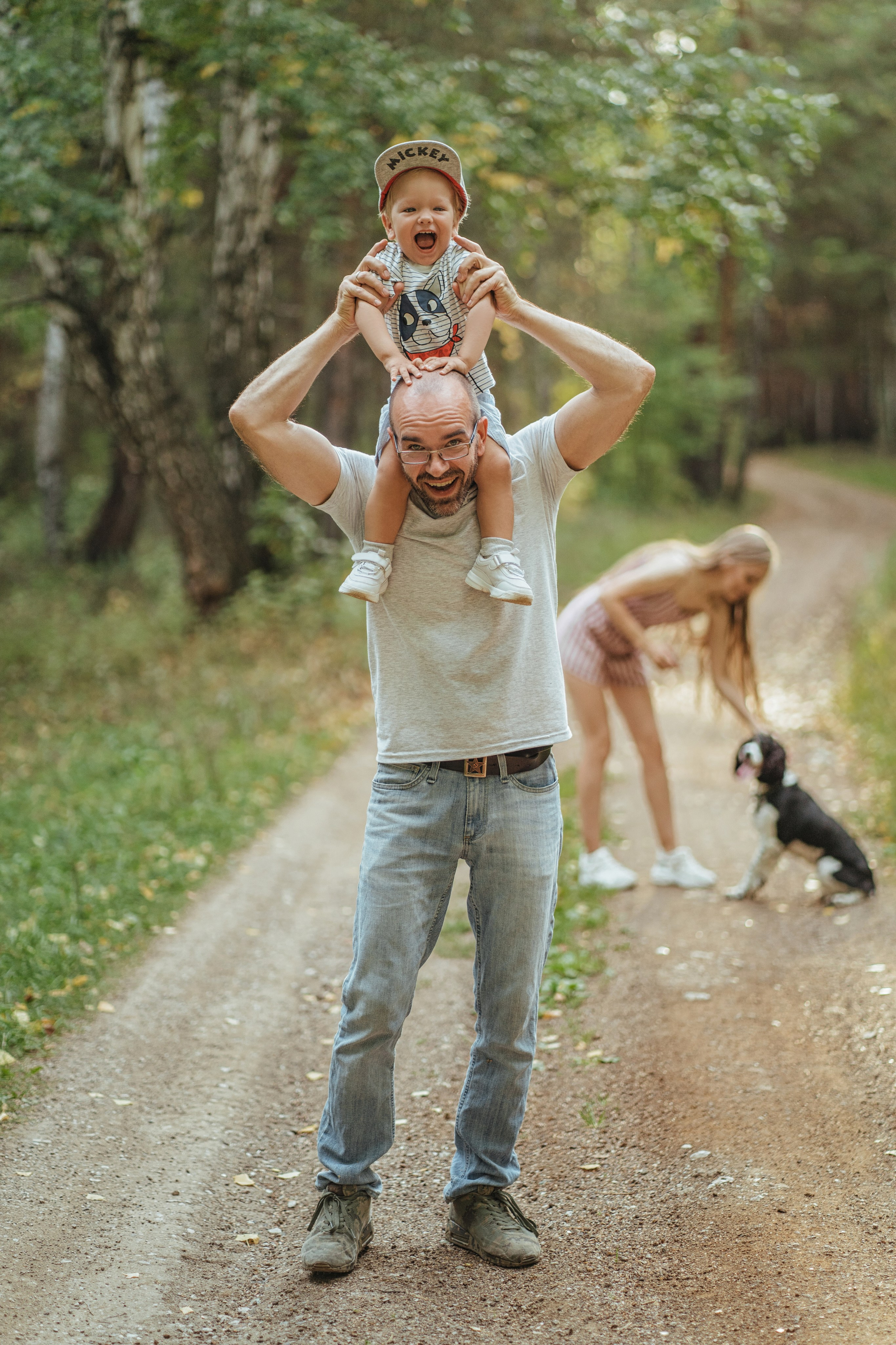 Отец семьи катает на плечах маленького сына, фотосессия