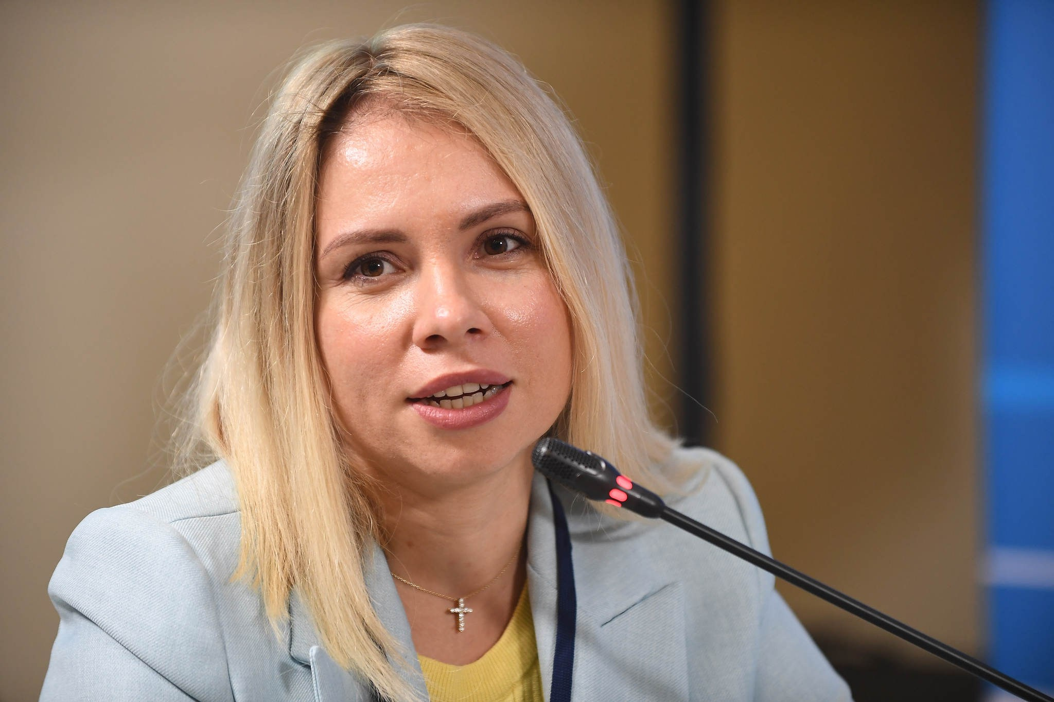 Лидия Симонова из банка Центр-инвест выступает на Банковском форуме в городе Сочи ожидают делового обеда. Съемка для Промсвязьбанка в 2023 году.