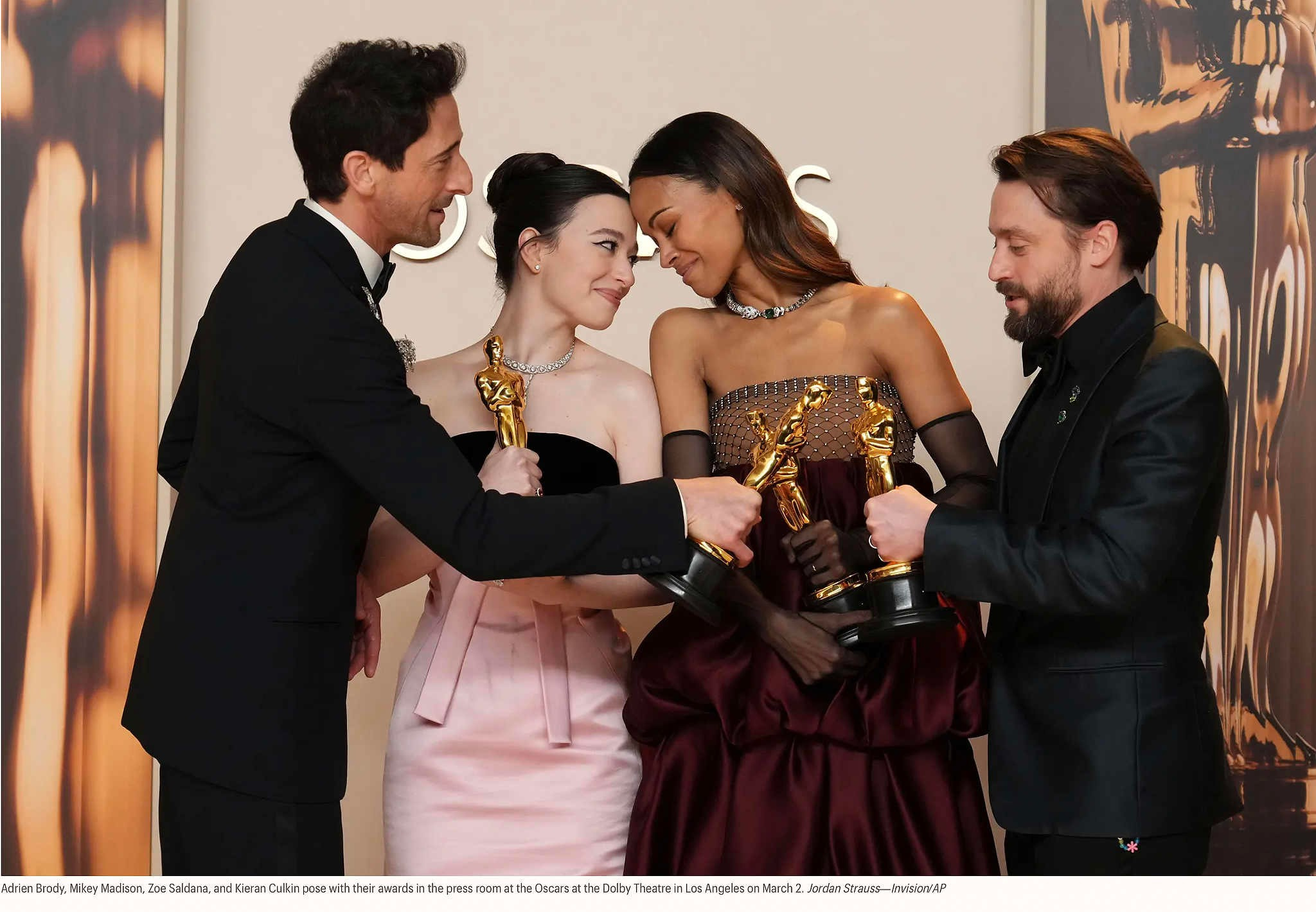 Эдриен Броуди, Майки Мэдисон, Зои Салдана и Киран Калкин позируют с наградами в пресс-центре церемонии вручения премии «Оскар» в театре «Долби» в Лос-Анджелесе, 2 марта. Джордан Штраус — Invision/AP