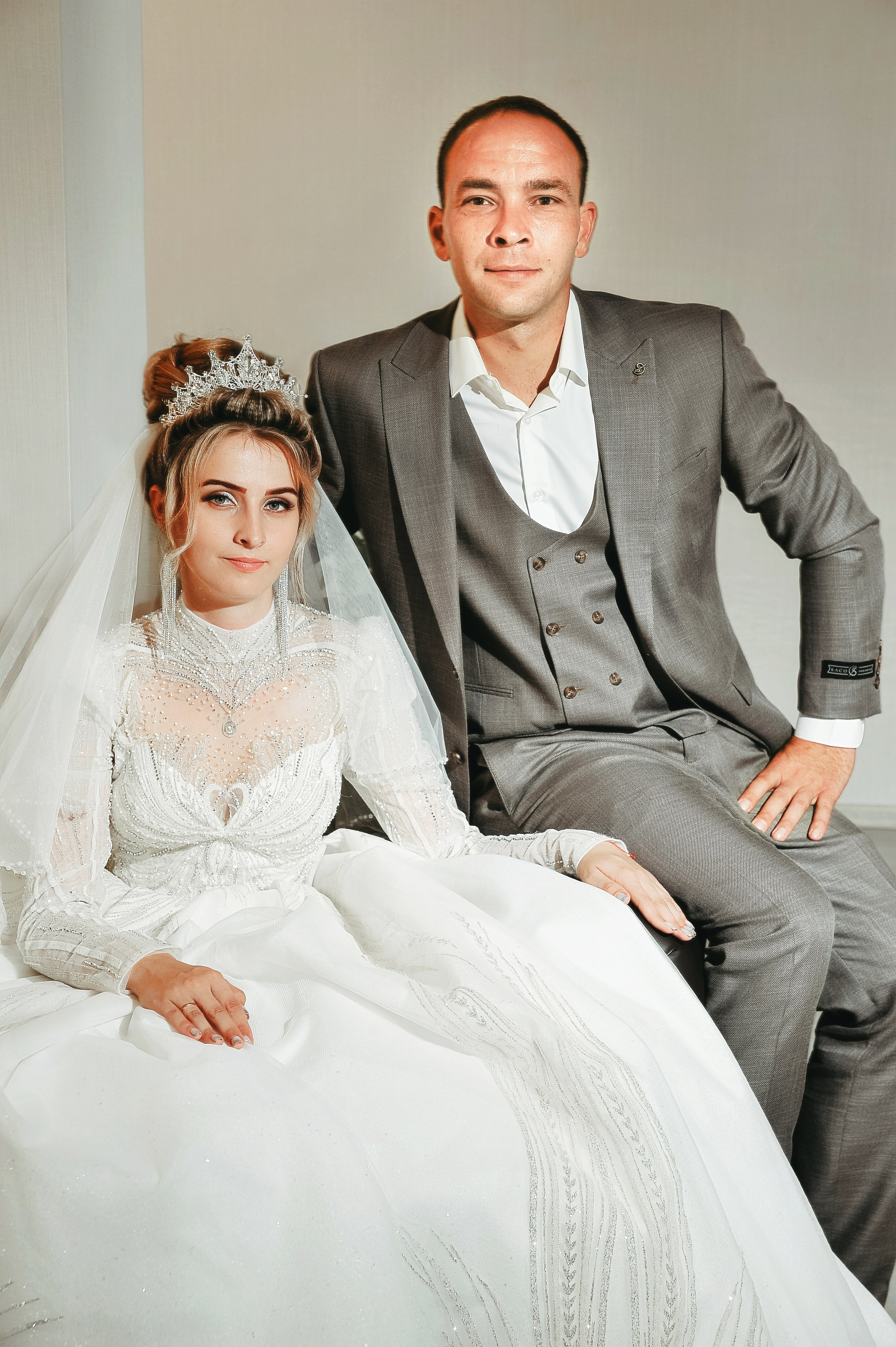 Невеста и жених сидят поза