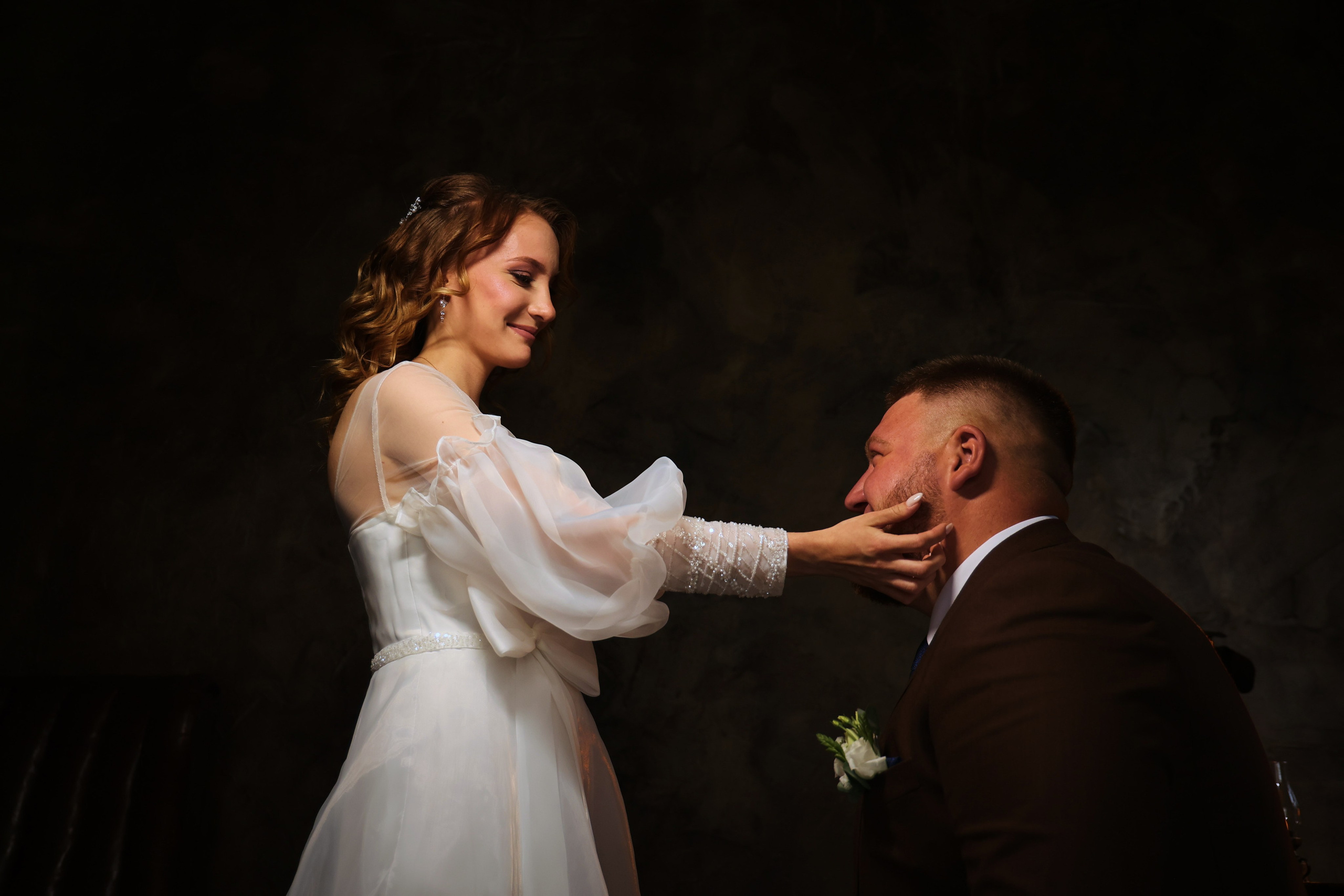 невеста гладит жениха