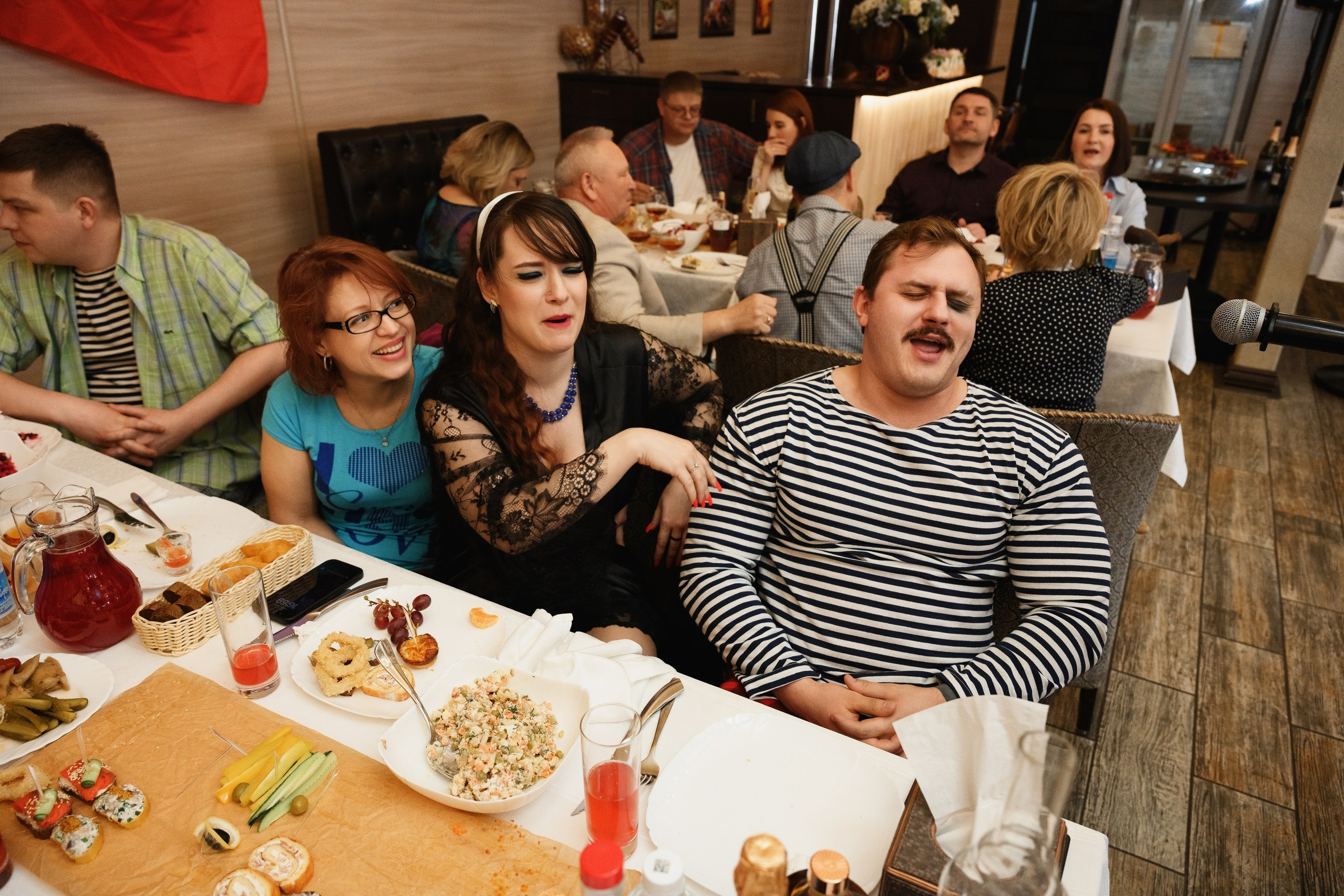 Фотосъемка дня рождения в кафе в Петропавловске-Камчатском, Яркая праздничная фотосессия в кафе в Петропавловске-Камчатском, Необычная фотосъемка дня рождения в стильном кафе в Петропавловске-Камчатском, Эмоциональные и живые кадры с праздника в Петропавловске-Камчатском, Стоимость фотосъемки дня рождения в кафе в Петропавловске-Камчатском.