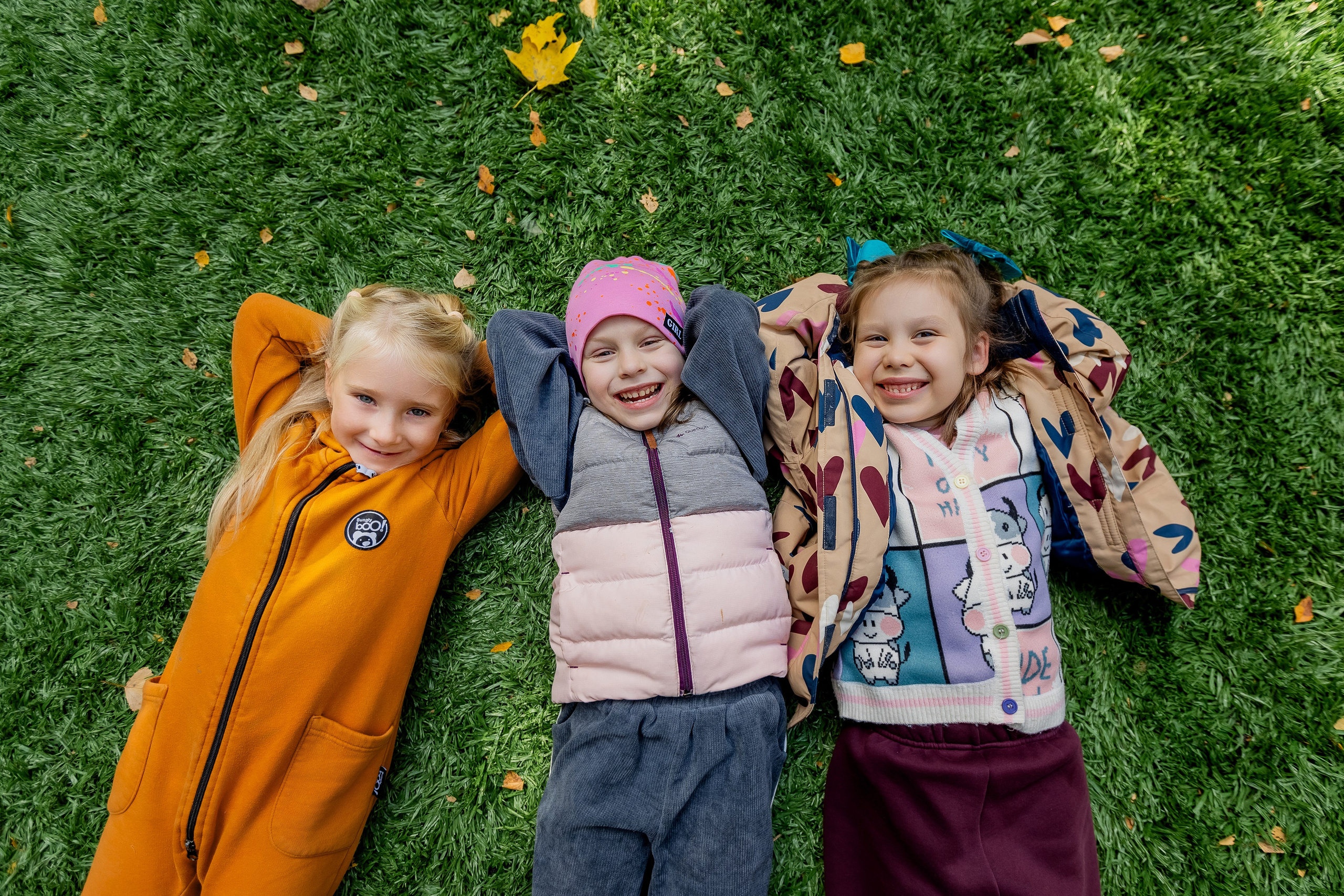 дети лежат на траве