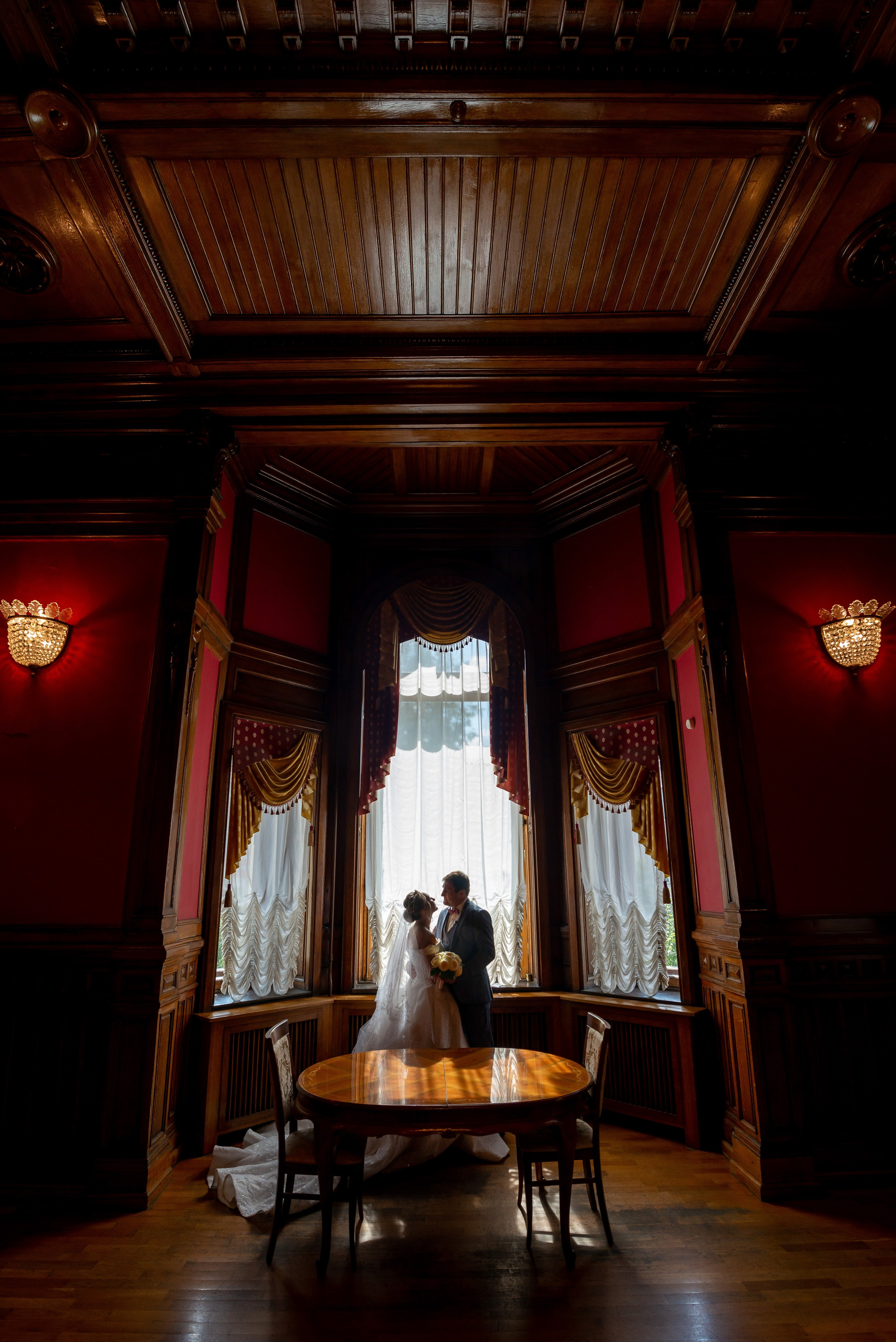 Фотография жениха и невесты на контрасте во Втором Дворце Бракосочетания перед свадебной церемонией