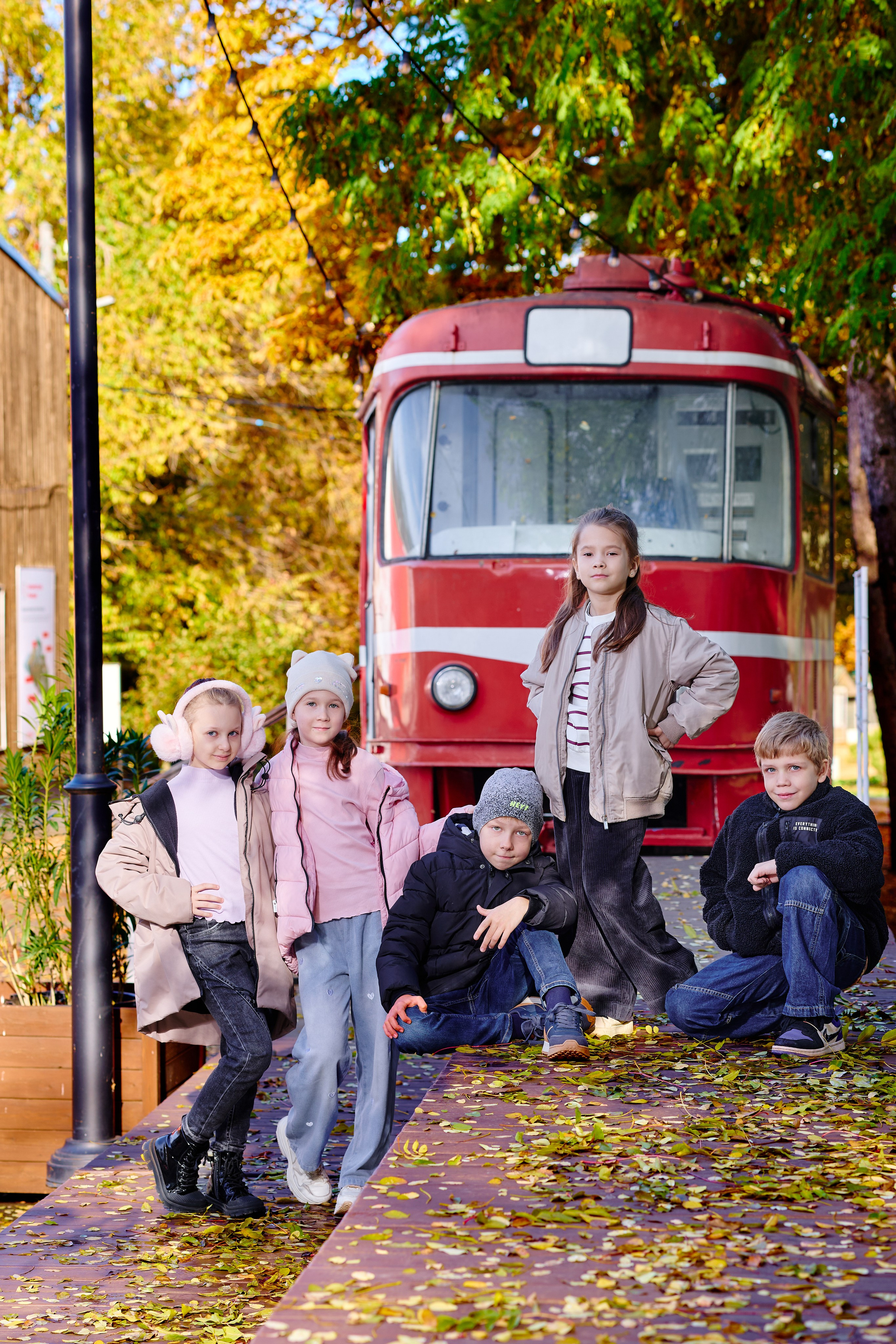 Прогулка в парке классом. Фотограф Выпускные альбомы Таганрог Сергей Коробченко