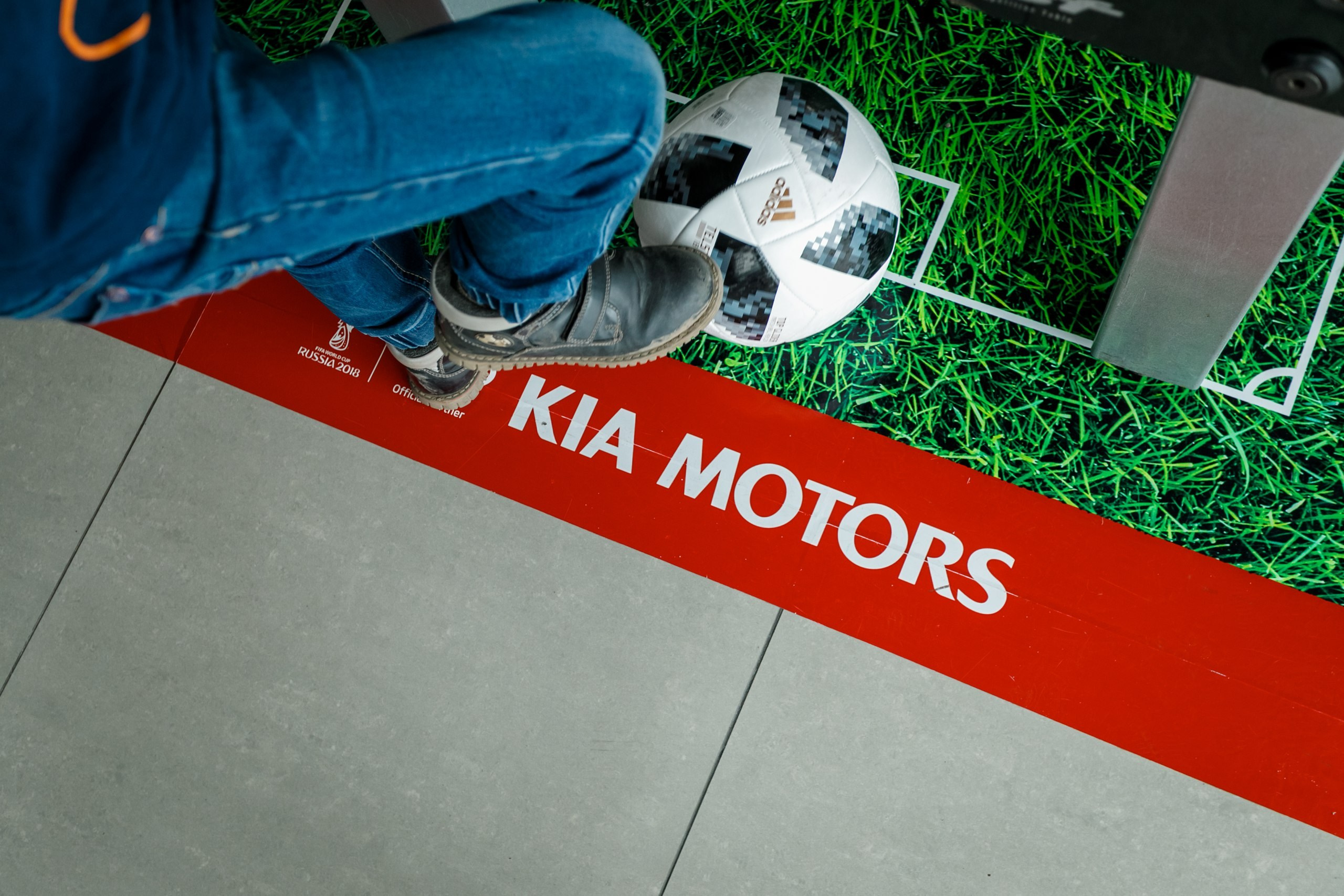 Розыгрыш билетов на ЧМ по футболу FIFA @ Киа Центр. Репортажный фотограф Максим Полянский. Москва, Санкт-Петербург, Красноярск