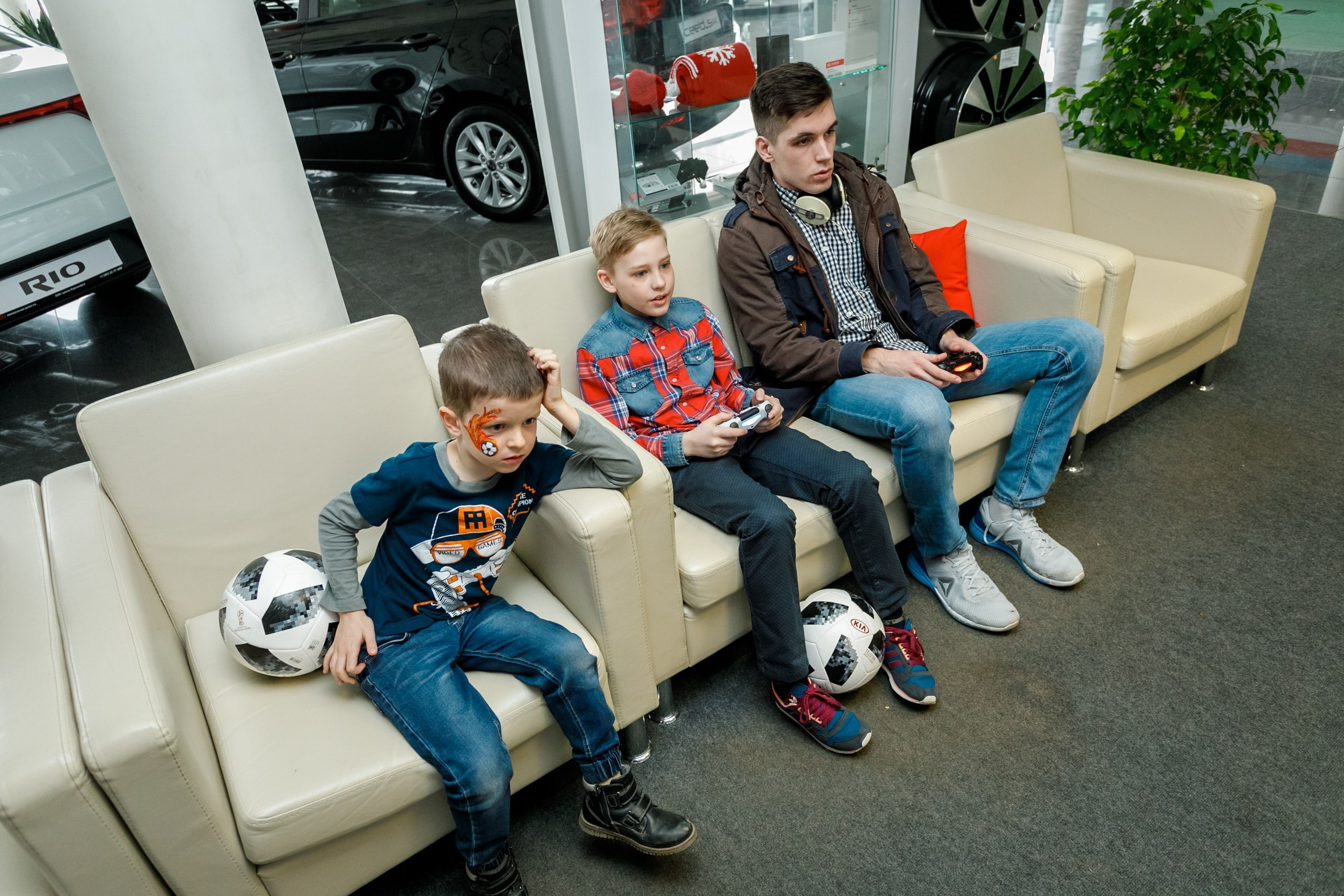 Розыгрыш билетов на ЧМ по футболу FIFA @ Киа Центр. Репортажный фотограф Максим Полянский. Москва, Санкт-Петербург, Красноярск