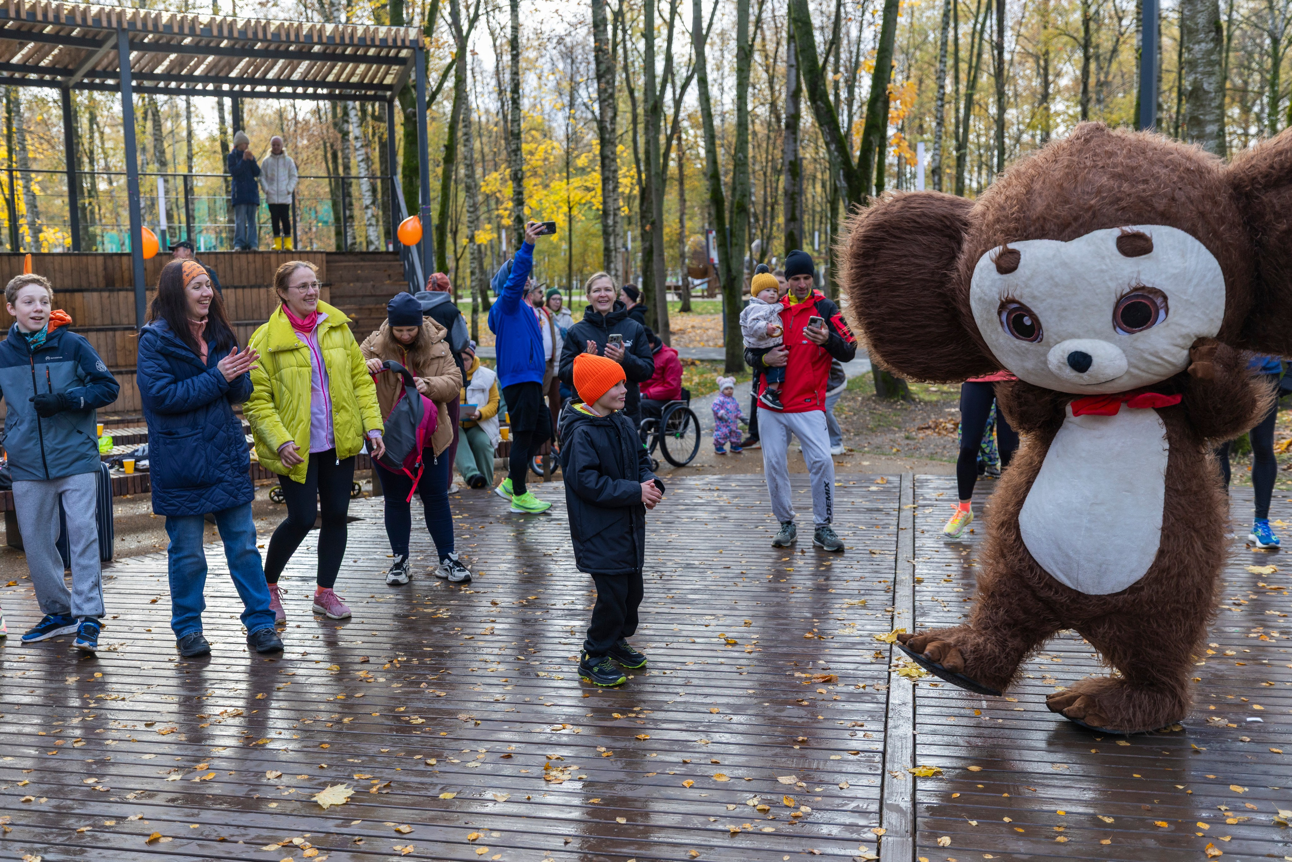 5 вёрст в городском парке Лобня 18.10.25. Фотограф Сергей Ловкий