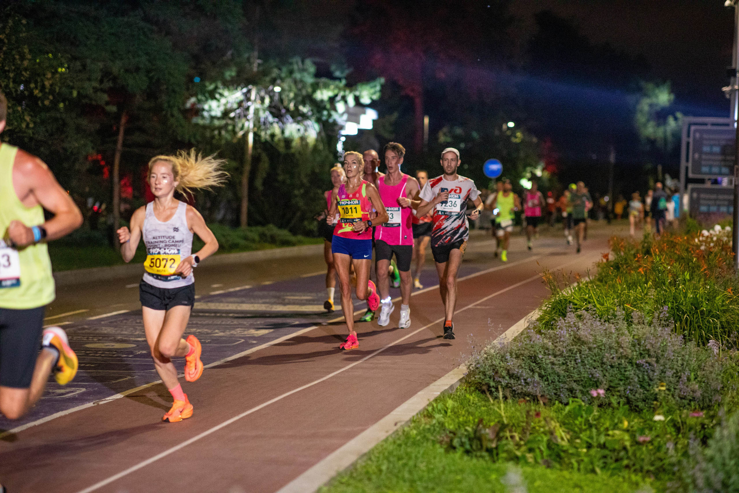 Ночной забег в ленте фотографий бегунов 03.08.24. Фотограф Сергей Ловкий