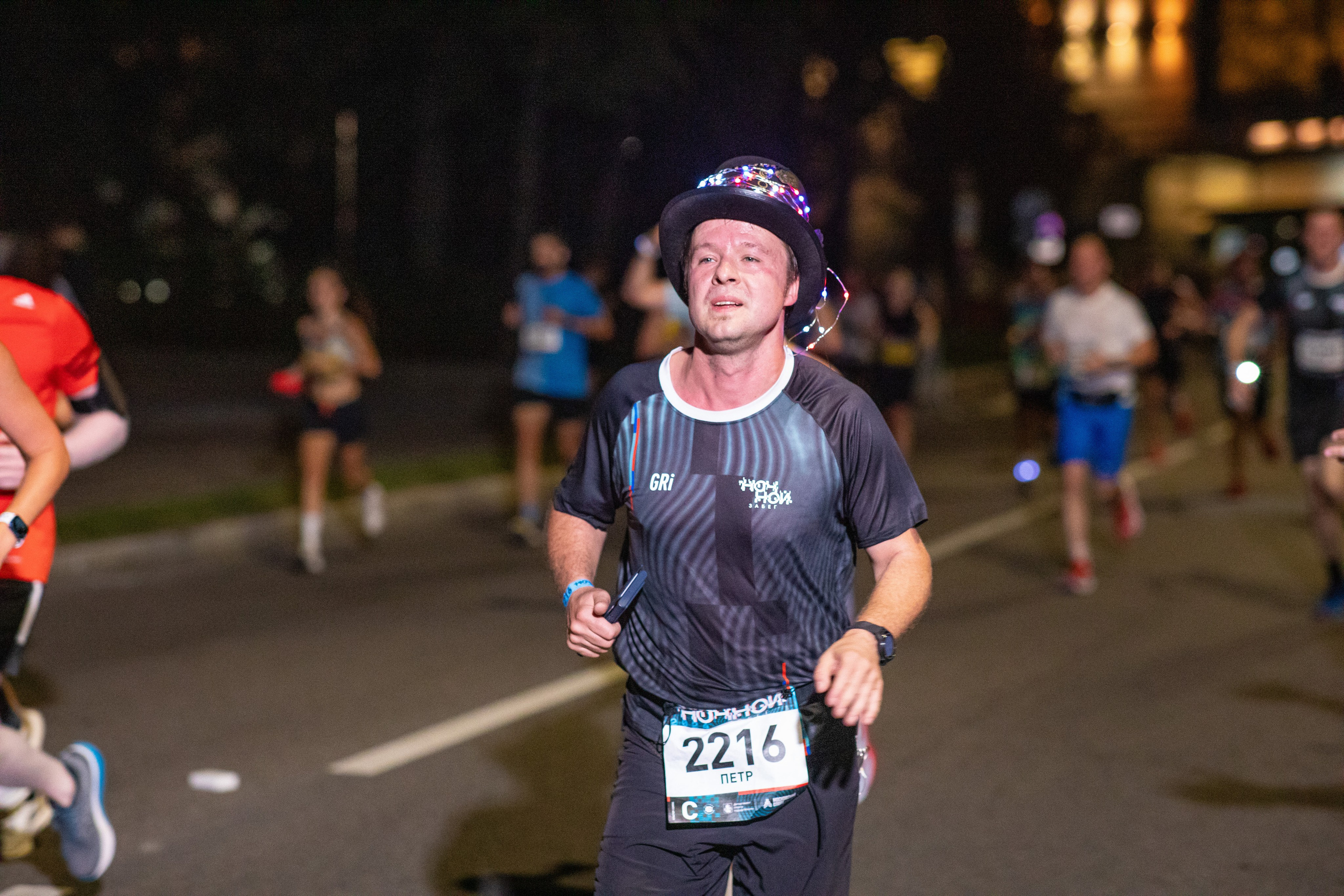 Ночной забег в ленте фотографий бегунов 03.08.24. Фотограф Сергей Ловкий