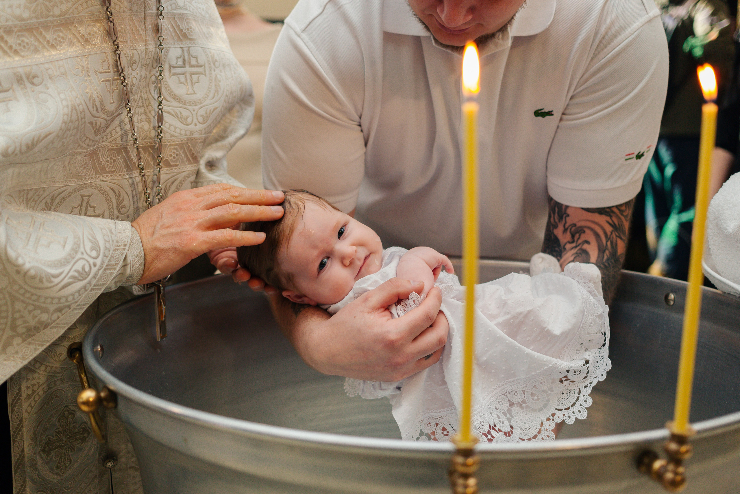 Сравнение критериев: в каком храме лучше крестить ребенка — атмосфера, расположение, правила, Современная крестильная купель для полного погружения. На что обратить внимание при выборе храма, Вместительный и светлый зал храма — ключевой фактор при выборе места для крещения с большим числом гостей, купель в храме Невского района Санкт-Петербурга