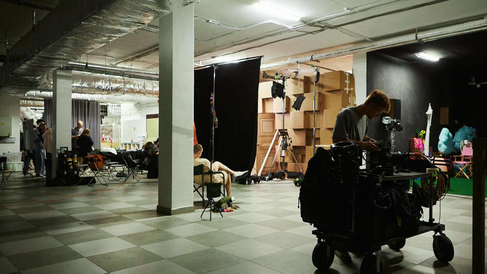 Бэкстейдж сериала «Школота» — репортажная фотосъёмка съёмочного процесса. Репортажный фотограф в Москве — Дмитрий Тарасов | Съёмка мероприятий, концертов, корпоративов