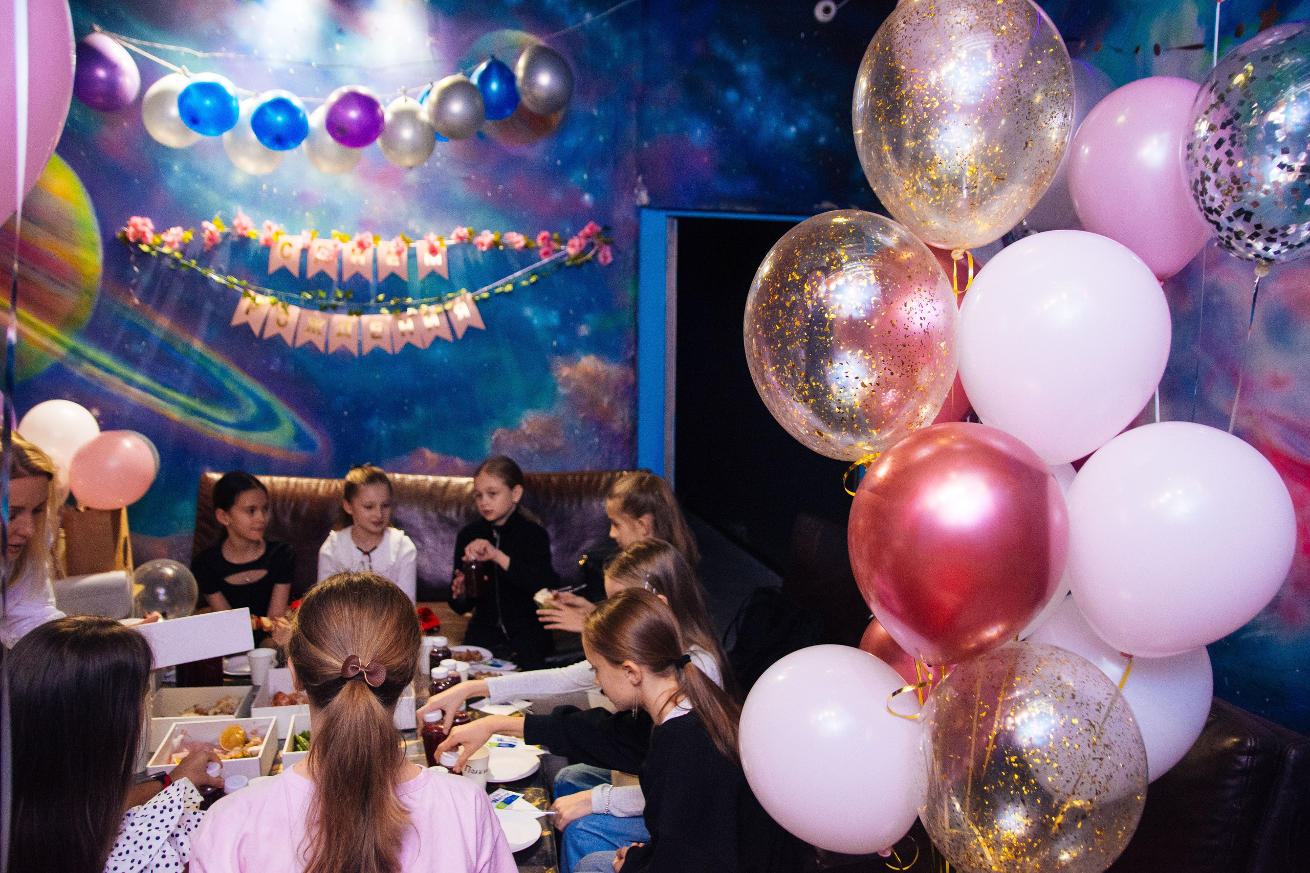 Квест и день рождения в Нелогике. Фотограф в Москве. Индивидуальные и парные съёмки, мероприятия, промо-съёмки для артистов