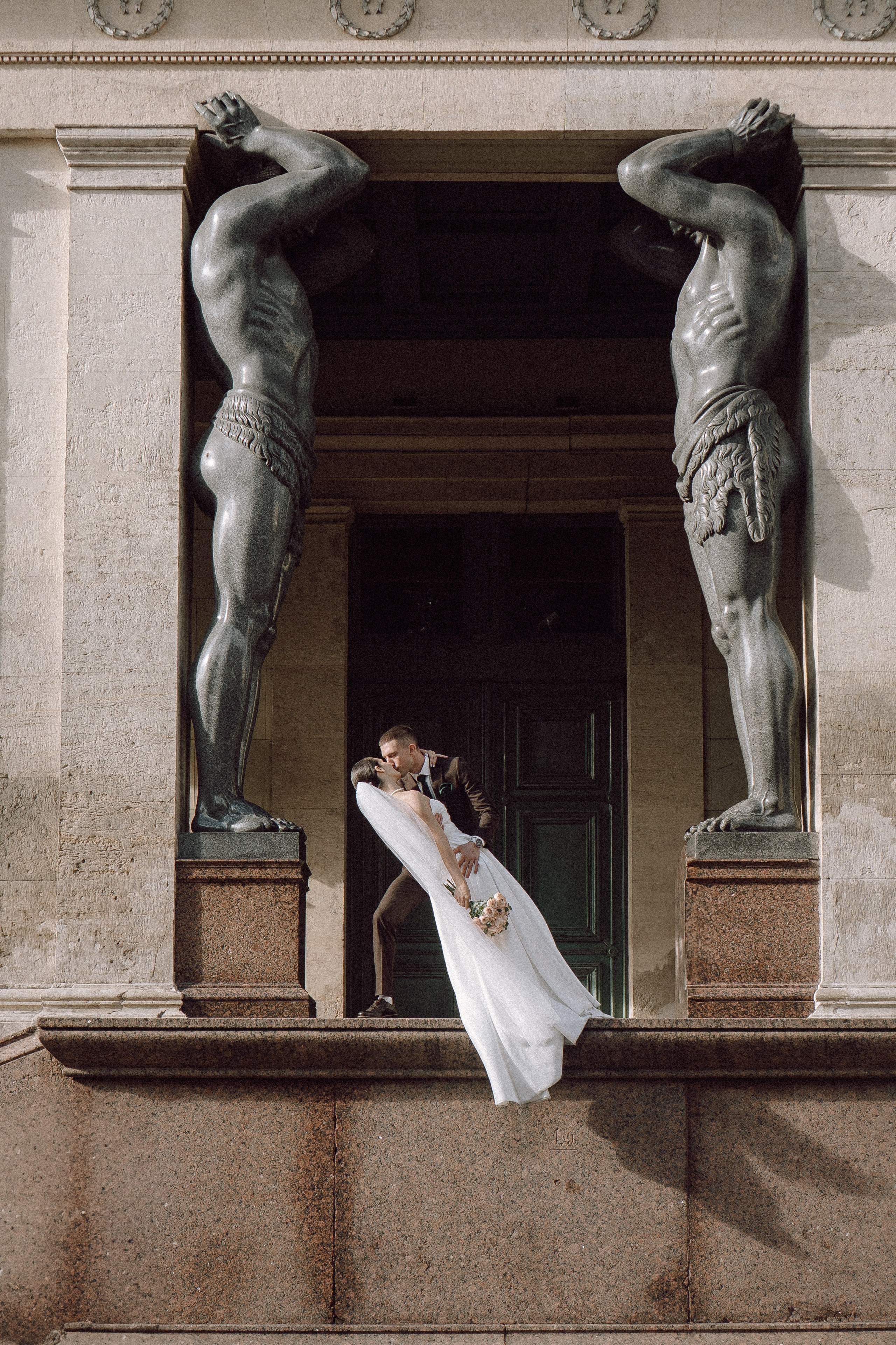СВАДЕБНАЯ ПРОГУЛКА В САНТК-ПЕТЕРБУРГЕ (ИСАКИЕВСКИЙ СОБОР, ЗИМНЯЯ КАНАВКА, ЭРМИТАЖ И БОЛЬШАЯ МОРСКАЯ УЛИЦА). Профессиональный фотограф, Санкт-Петербург — Виктория Богомолова
