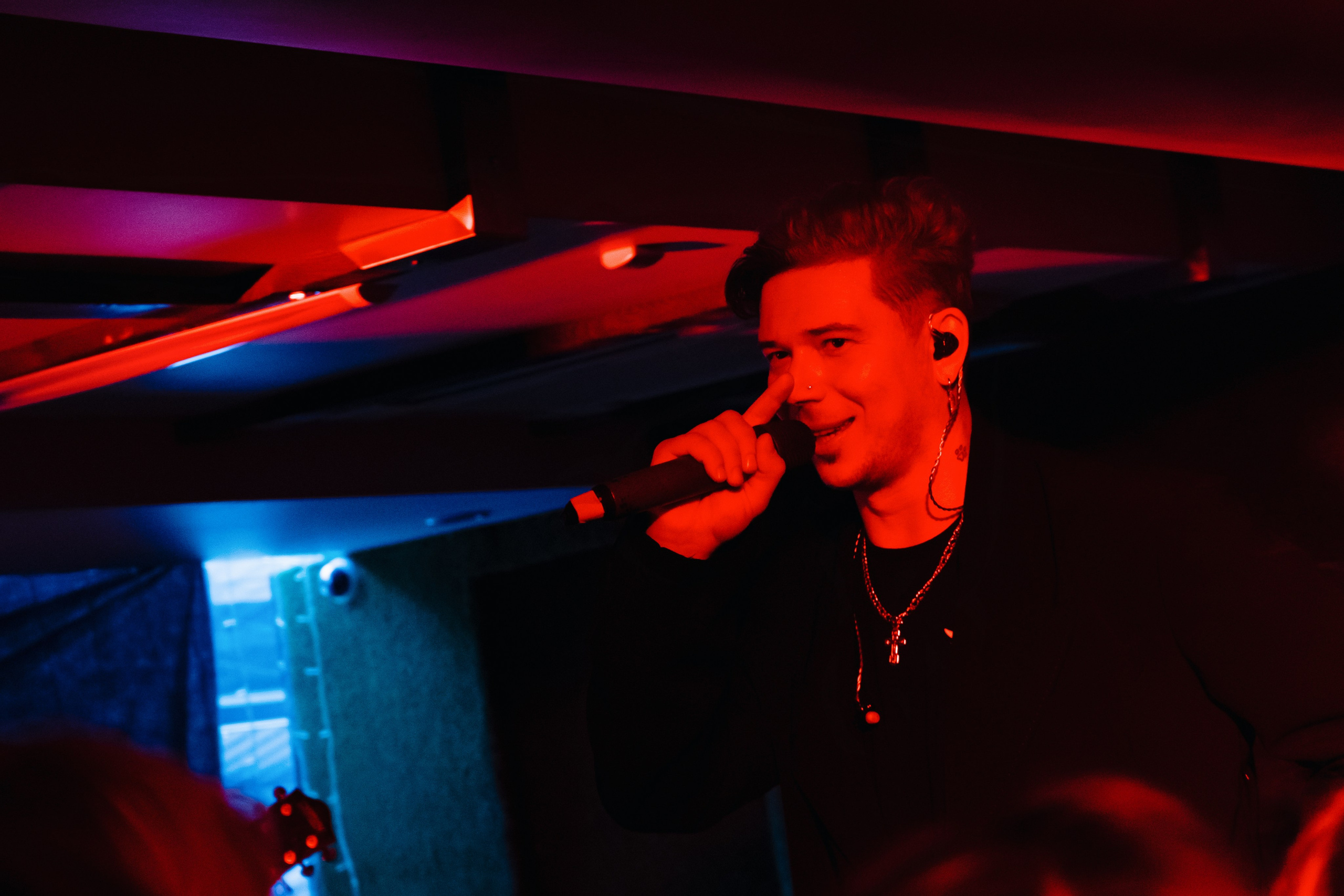 Playingtheangel. Уфа. Маленький зал, красный свет, мощный звук. Фотограф Гильмутдинов Руслан