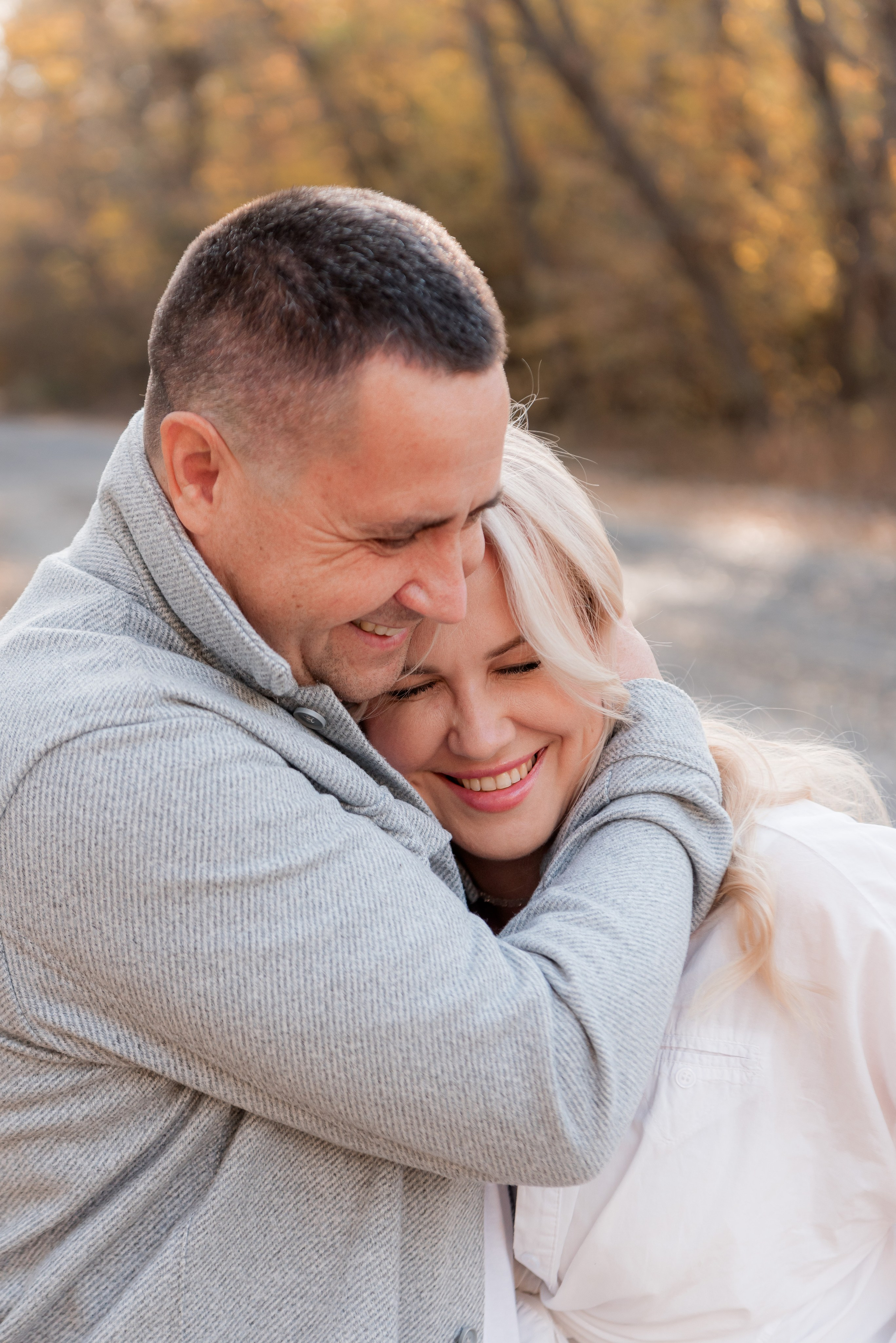 Портрет как папа обнимает маму мама хохочет