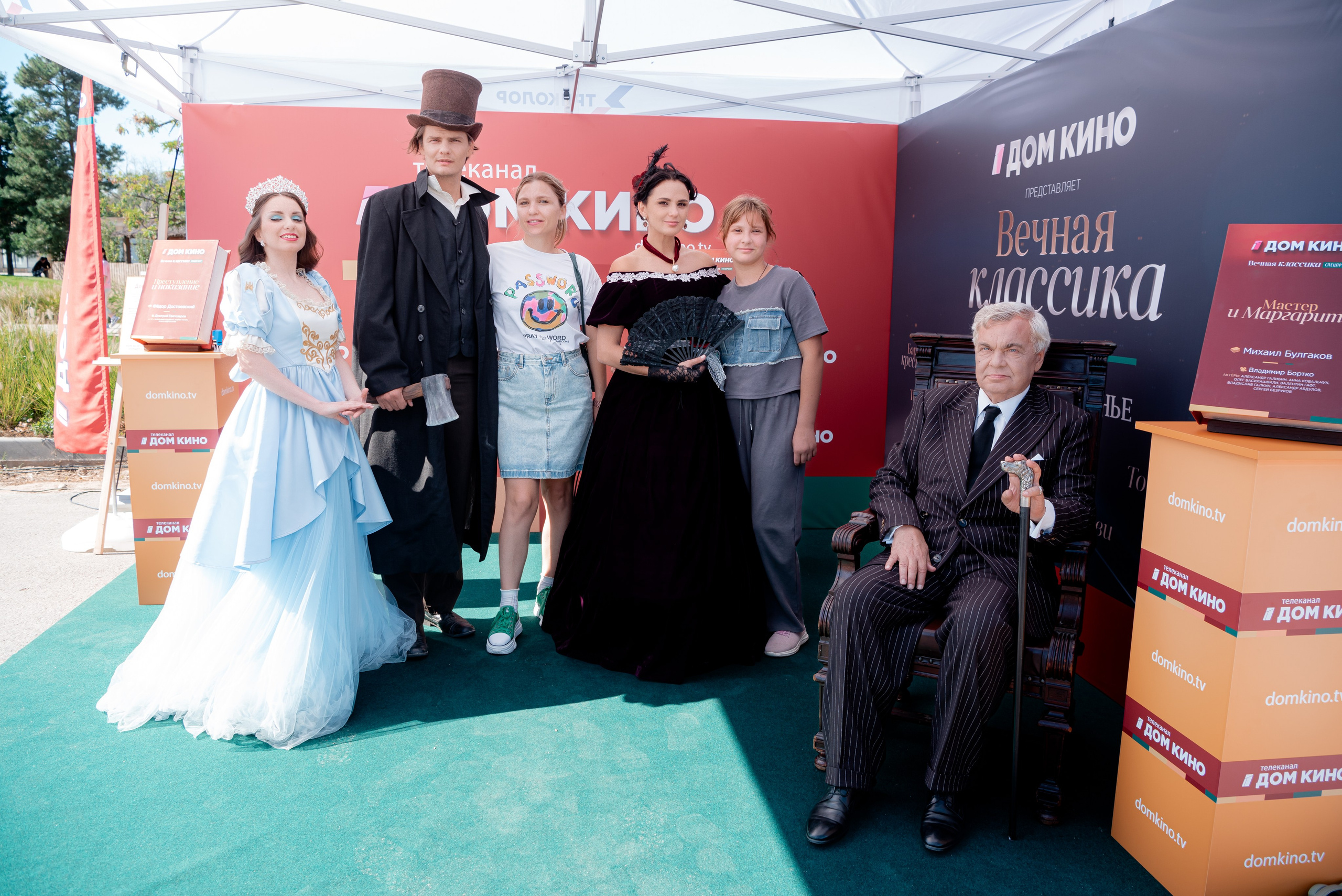 Портретные фото с артистами в палатке Триколор Дом Кинов на день города Волгоград. Фотограф в Волгограде и Волжском Александр Горбань