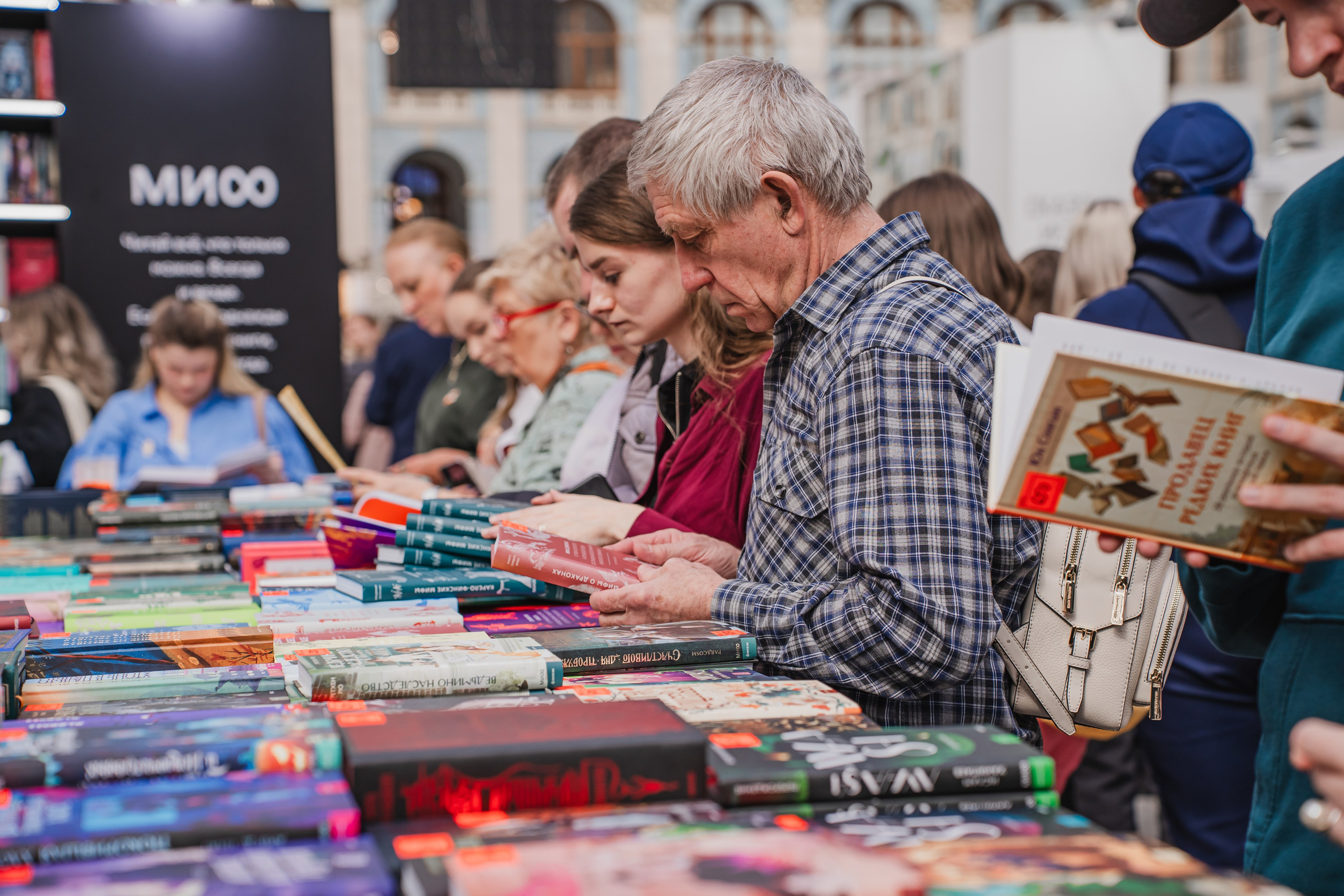 МИФ Non/fictio№ 2025 стенды. Репортажный фотограф Анастасия Рубцова