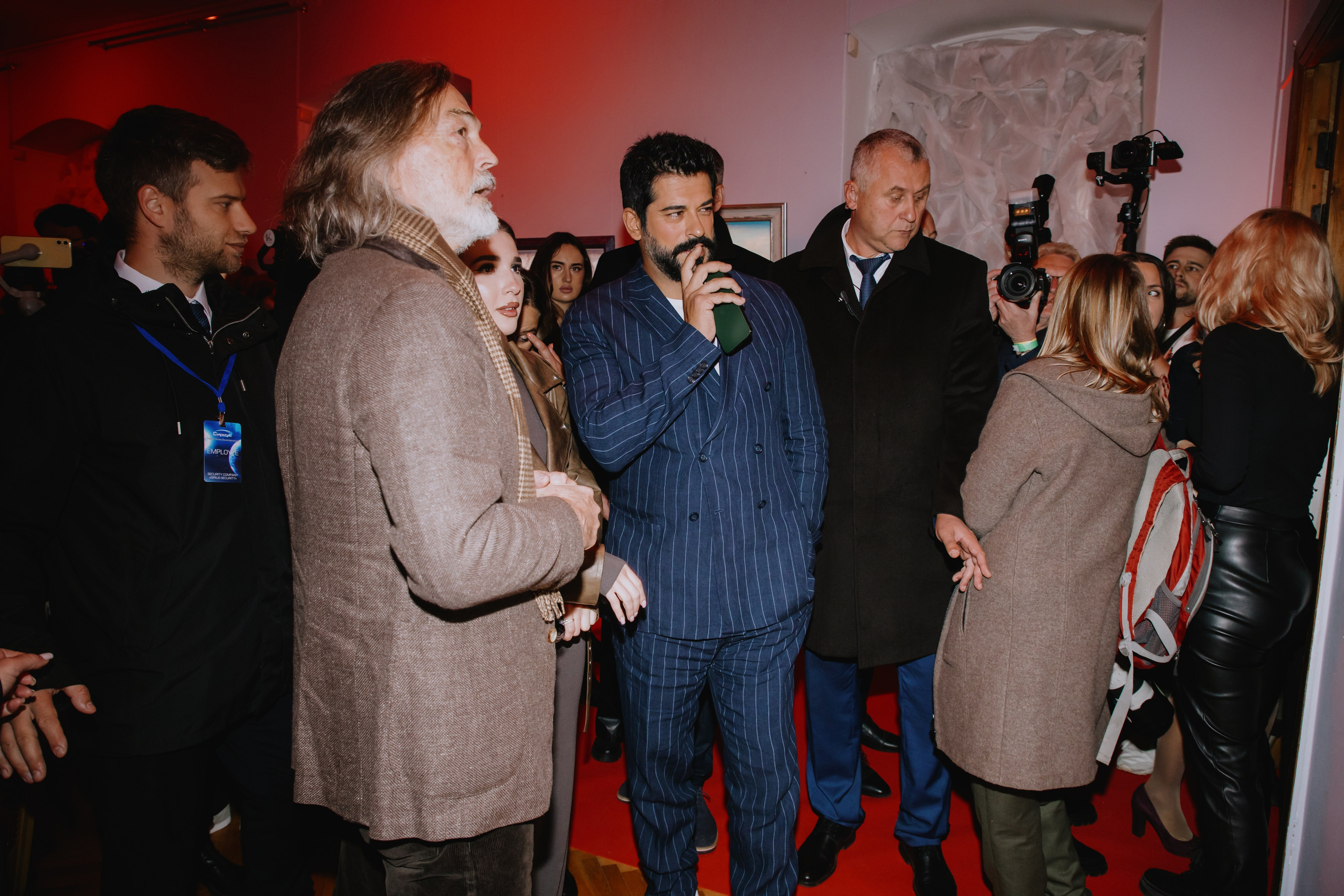 Бурак Озчивит посетил выставку Никаса Сафронова. Фотограф в Москве и Санкт-Петербурге Дарина