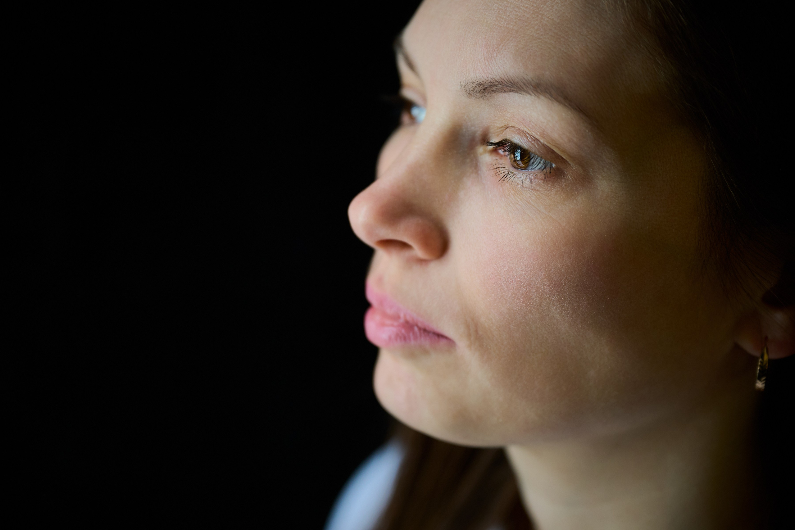 Тихая женская фотография — съёмка без ролей и позирования, где важнее состояние, чем образ