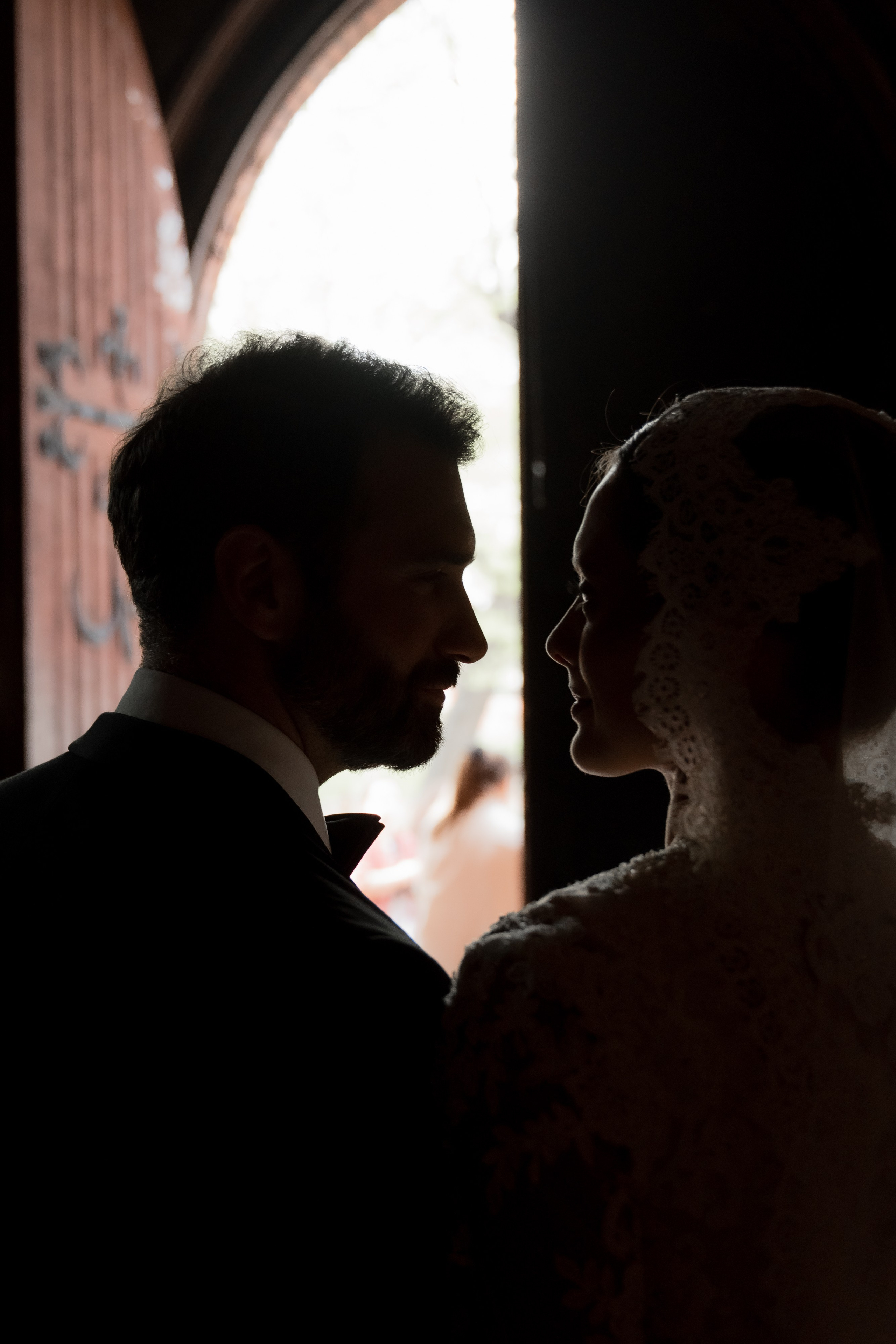 Свадебная фотосессия в католической церкви Москва. Портретный и свадебный фотограф Алла Карени Москва