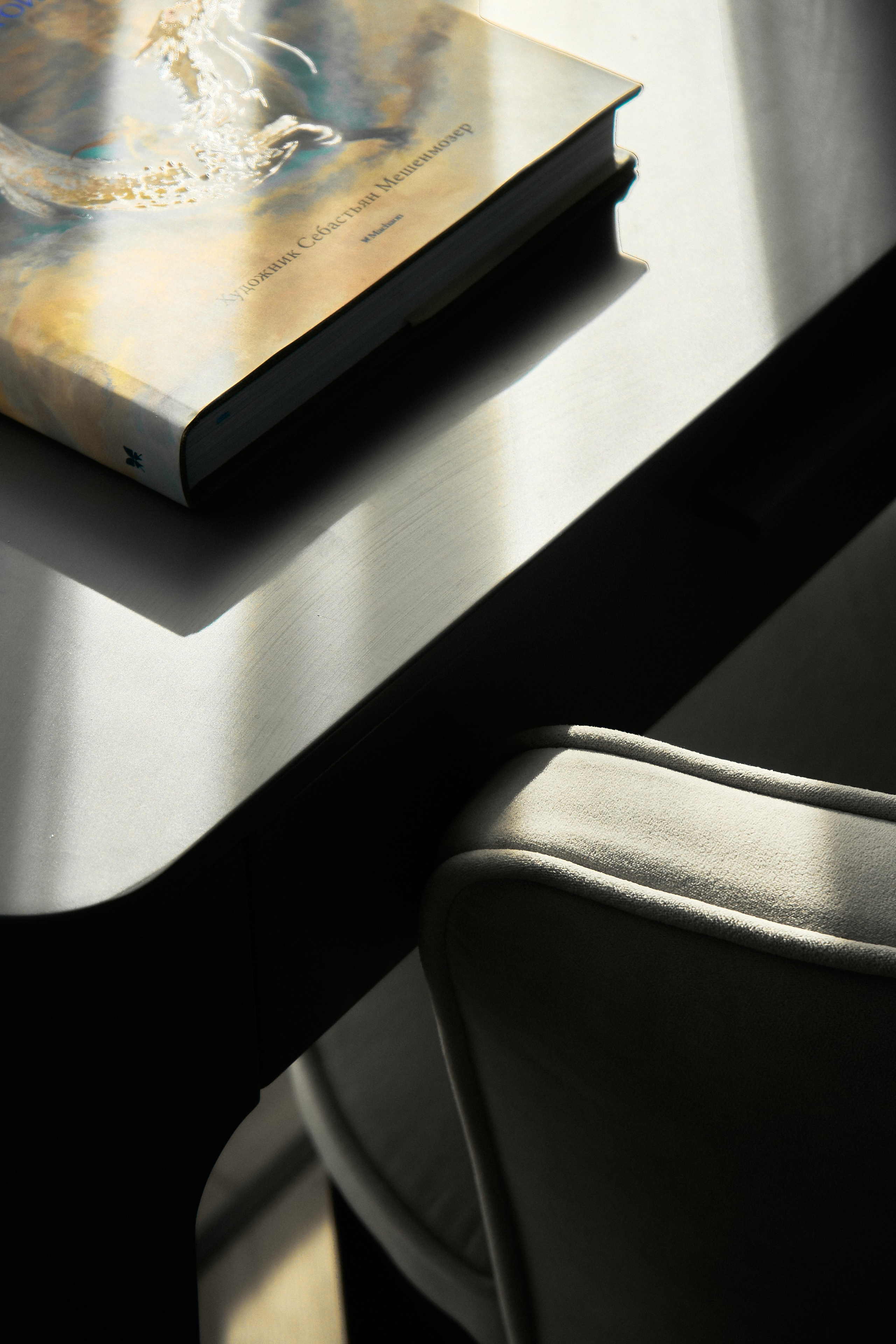 Фотосъёмка и видео тур квартиры с ярким дизайном и видом на Москва-Сити | vhaus. Видеопродакшн недвижимости и архитектуры | Студия VHAUS