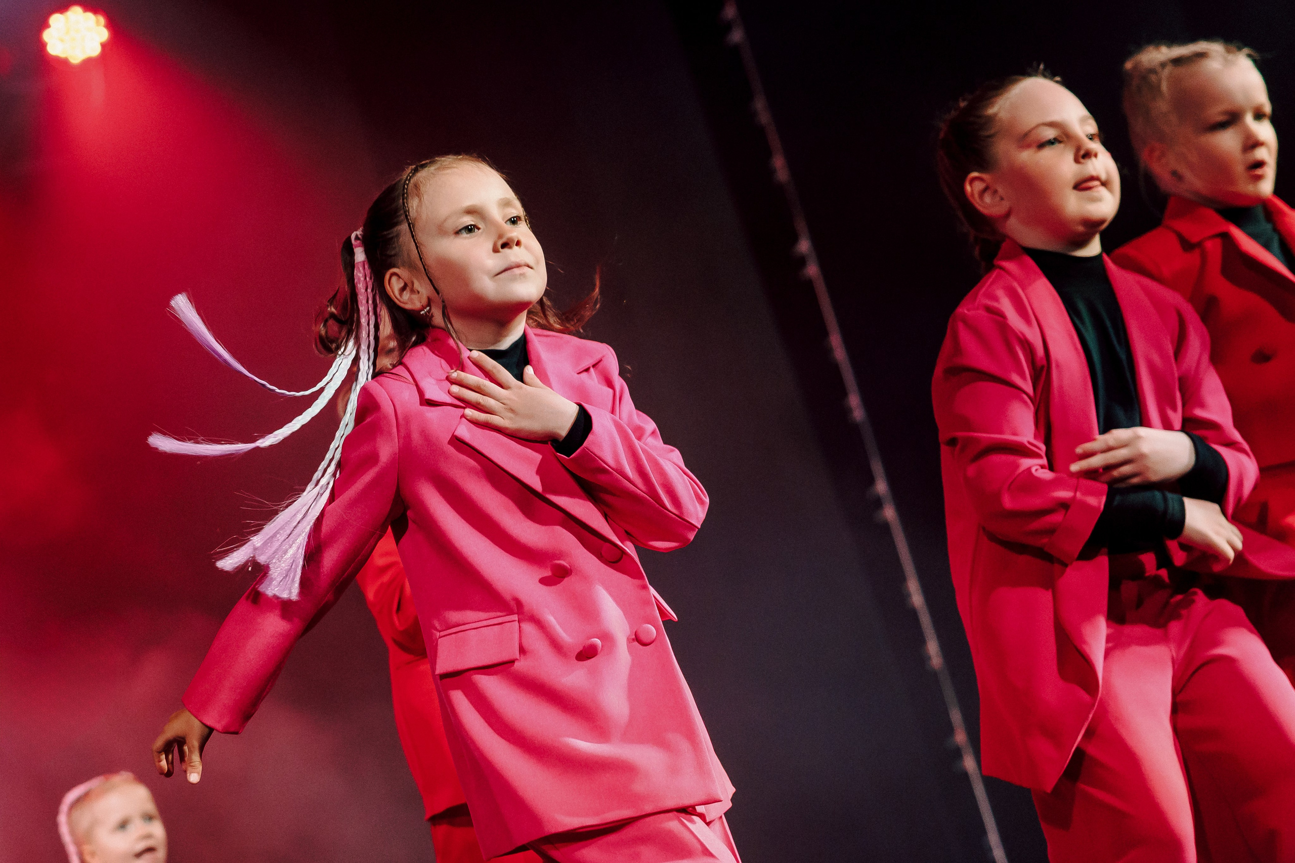 Отчётный концерт танцевальной школы «Red Rabbits» 2025. Лёшка Варзегов — фотограф