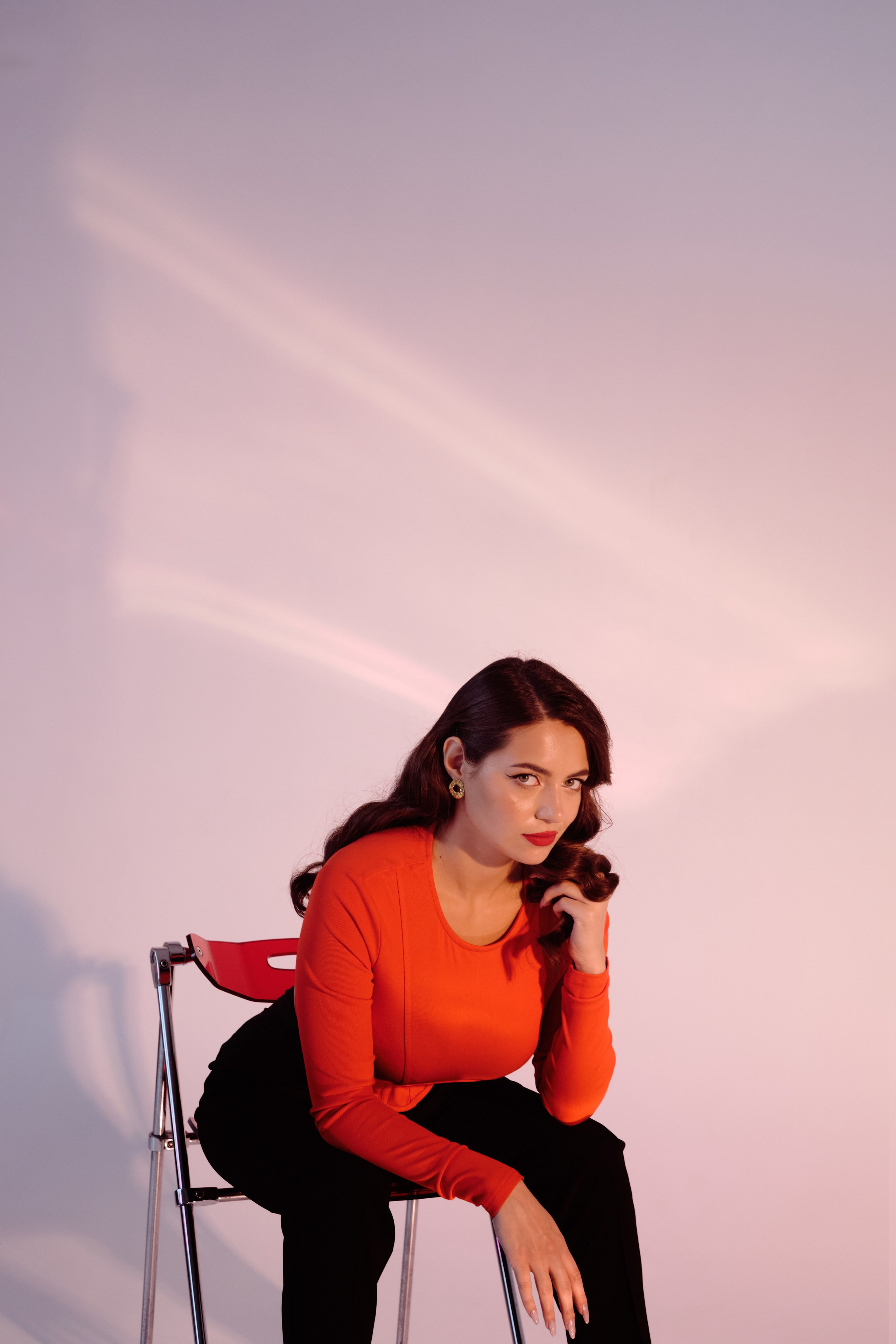 Индивидуальная съёмка в Твери, портреты я цветным светом, атмосферно, рефы с цветным светом