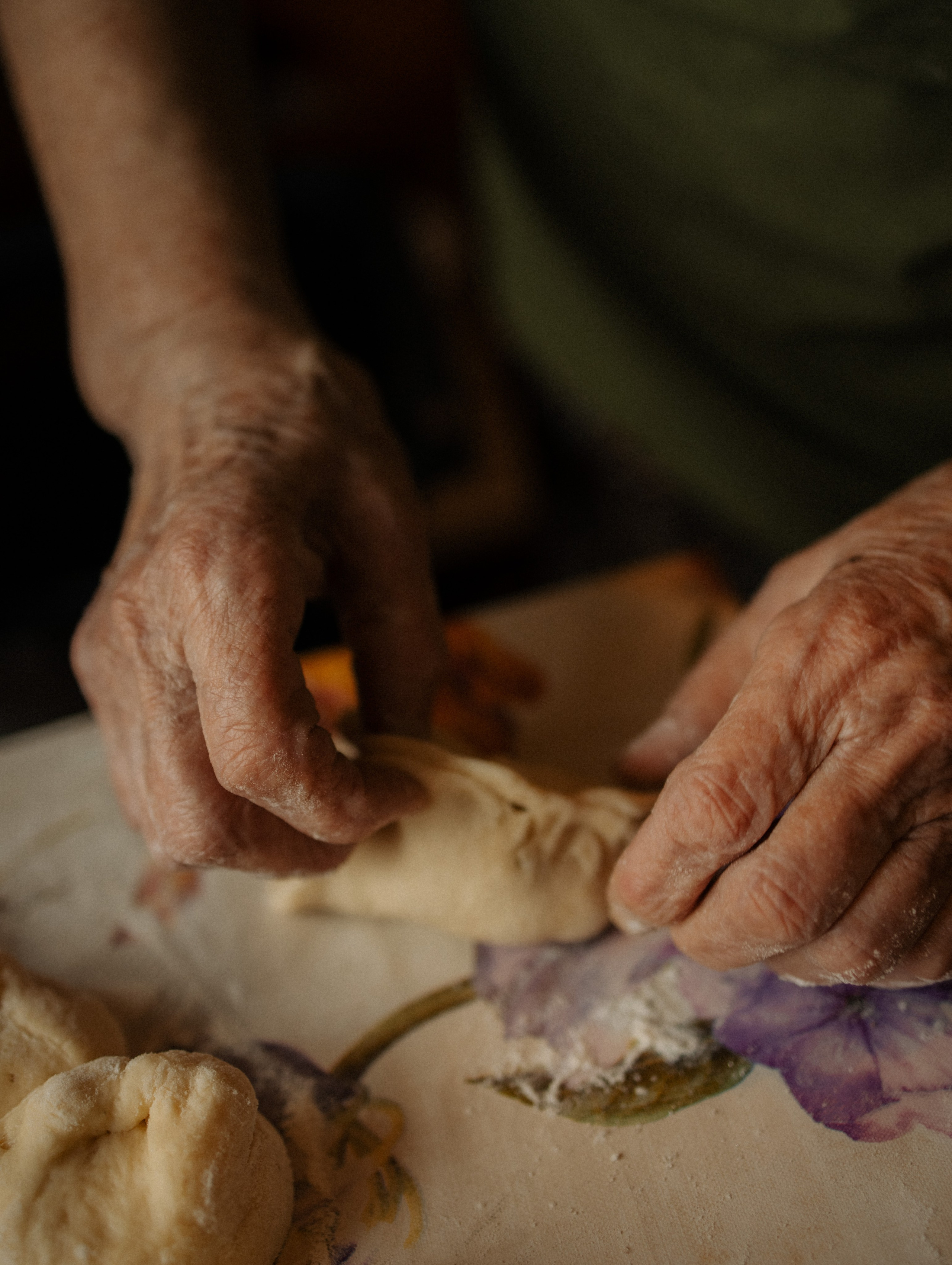 Крупный план, бабушкины руки, раскатывают тесто