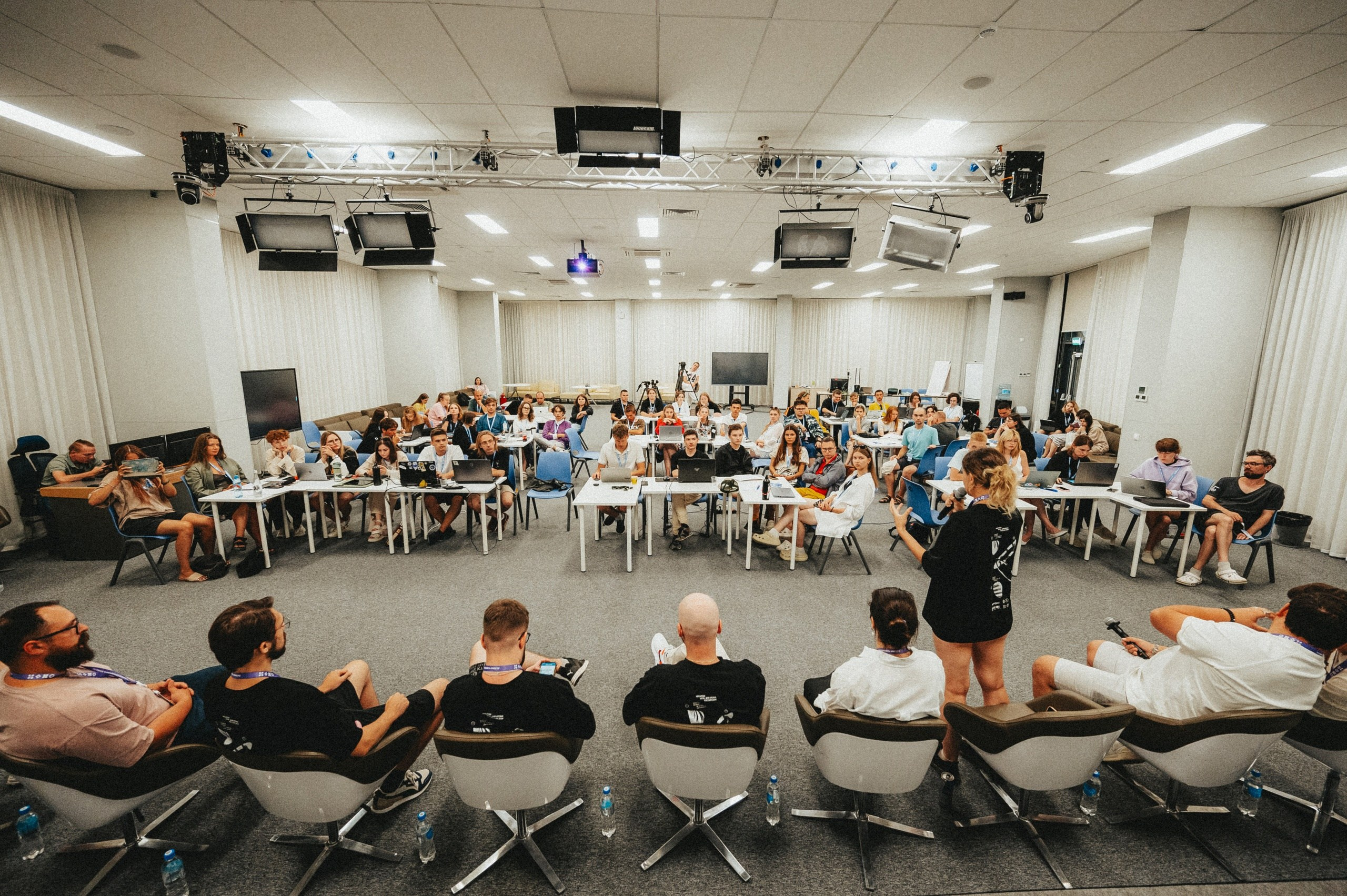 Съемка общего плана зала во время общения экспертов и участников форума в Ростове-на-Дону