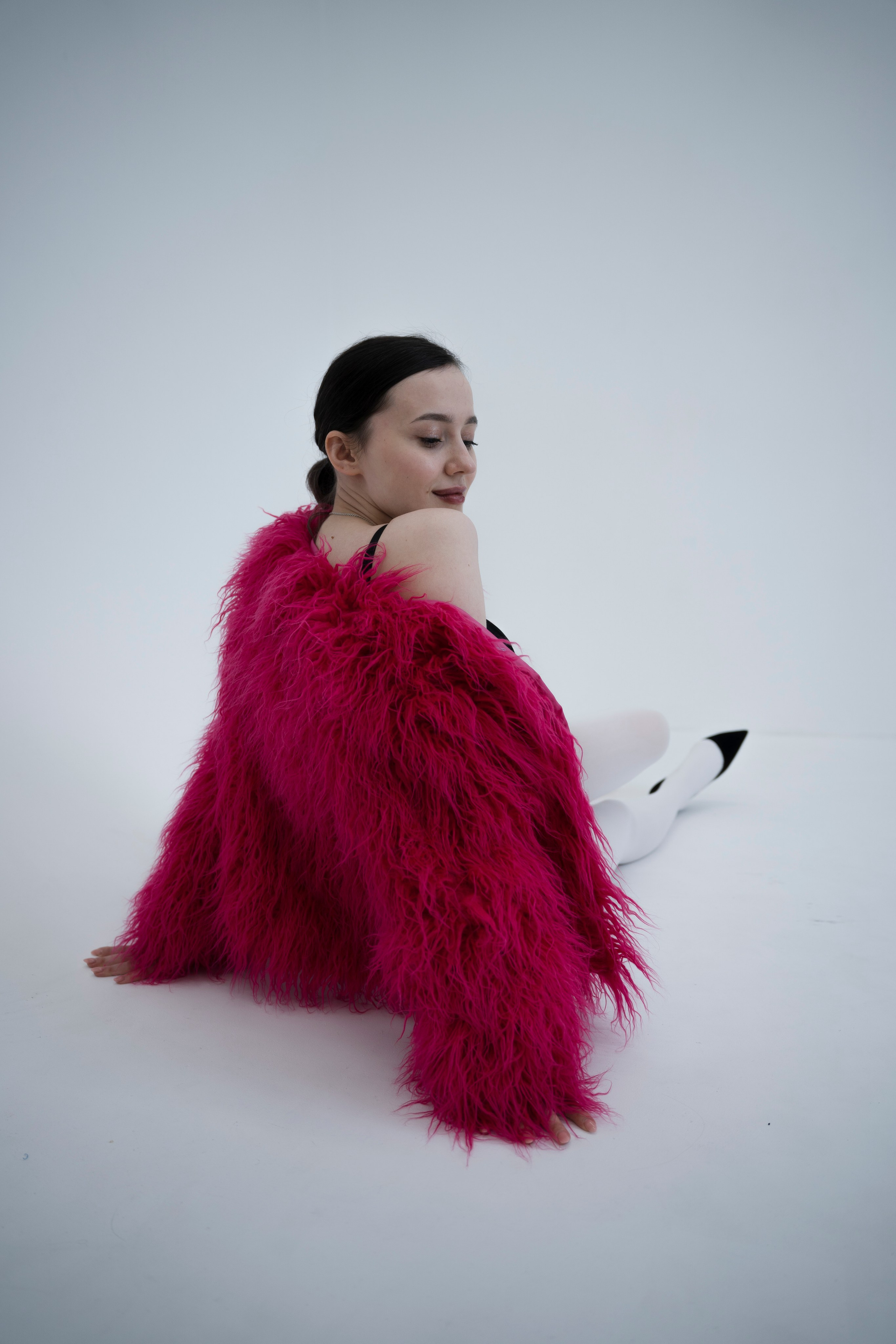 ДЕВОЧКА НА ШАРЕ. Главная