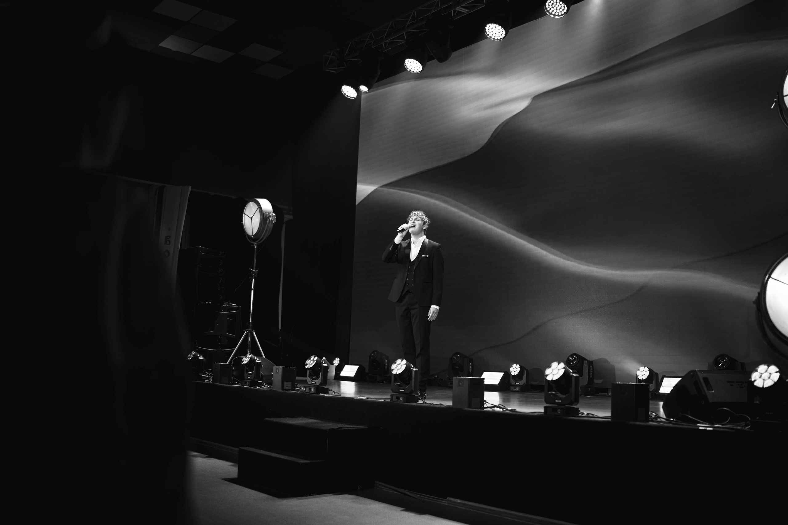 Сценические фото. Артемий Николаев — профессиональный ведущий, контекстный модератор, вокалист и организатор событий
