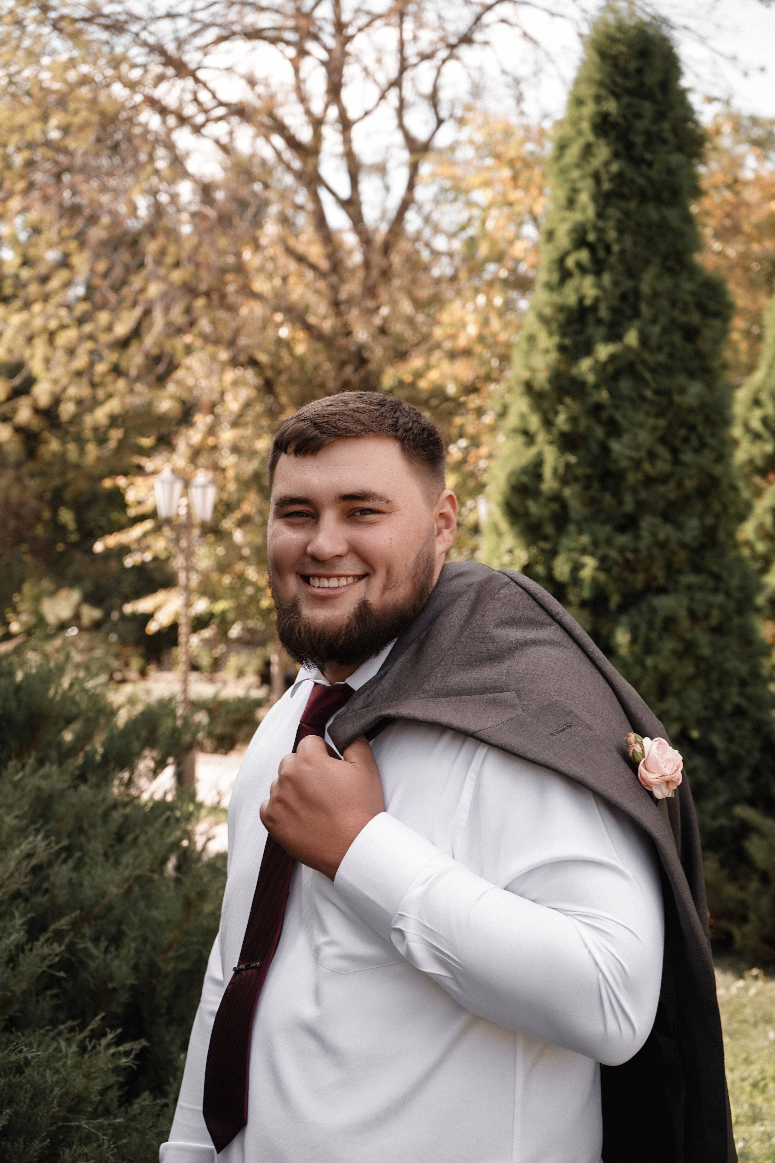 Жених красивый в парке