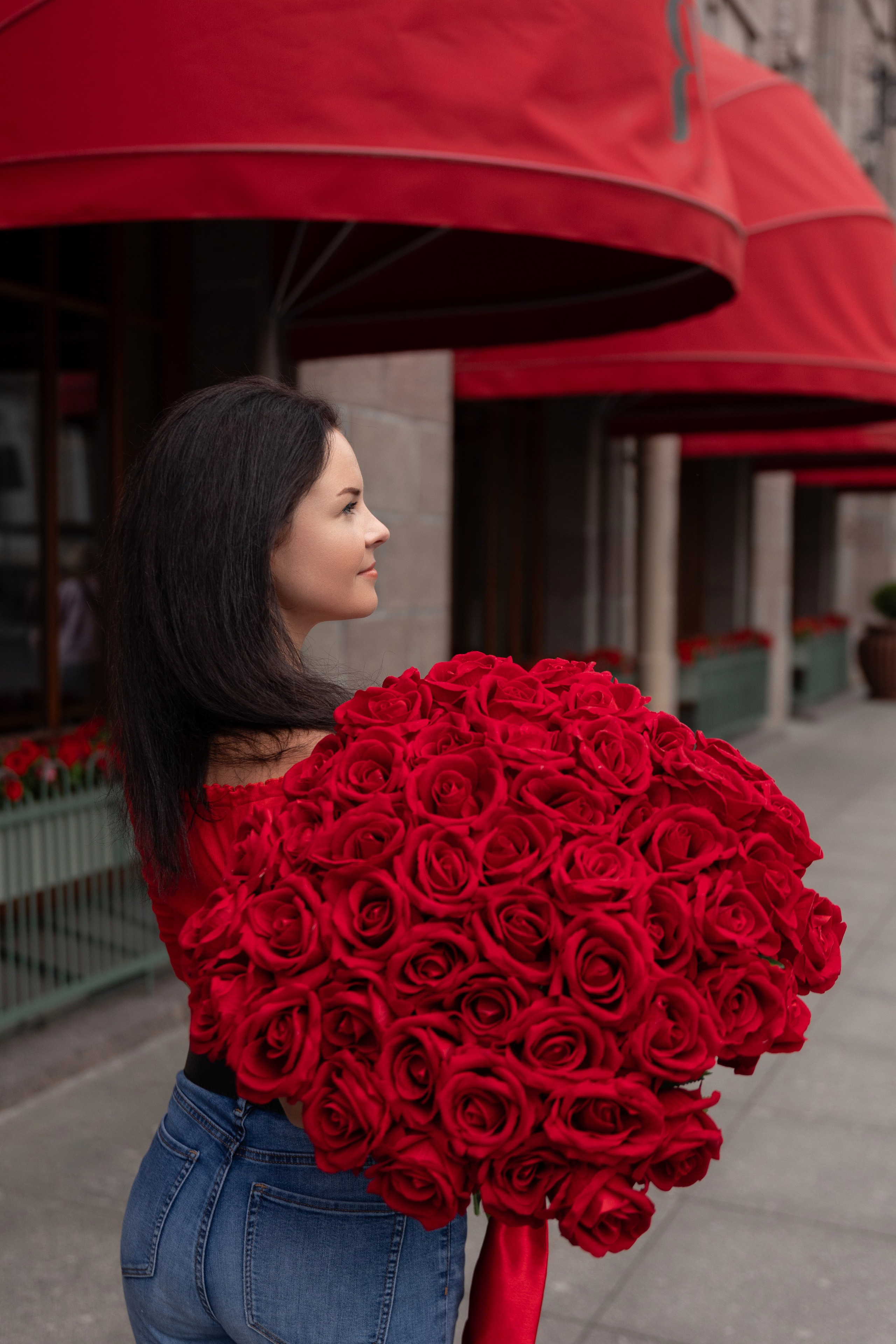 Фотопрогулка в центре с букетом красных роз. Семейный и свадебный фотограф в Санкт-Петербурге Татьяна Швыкова