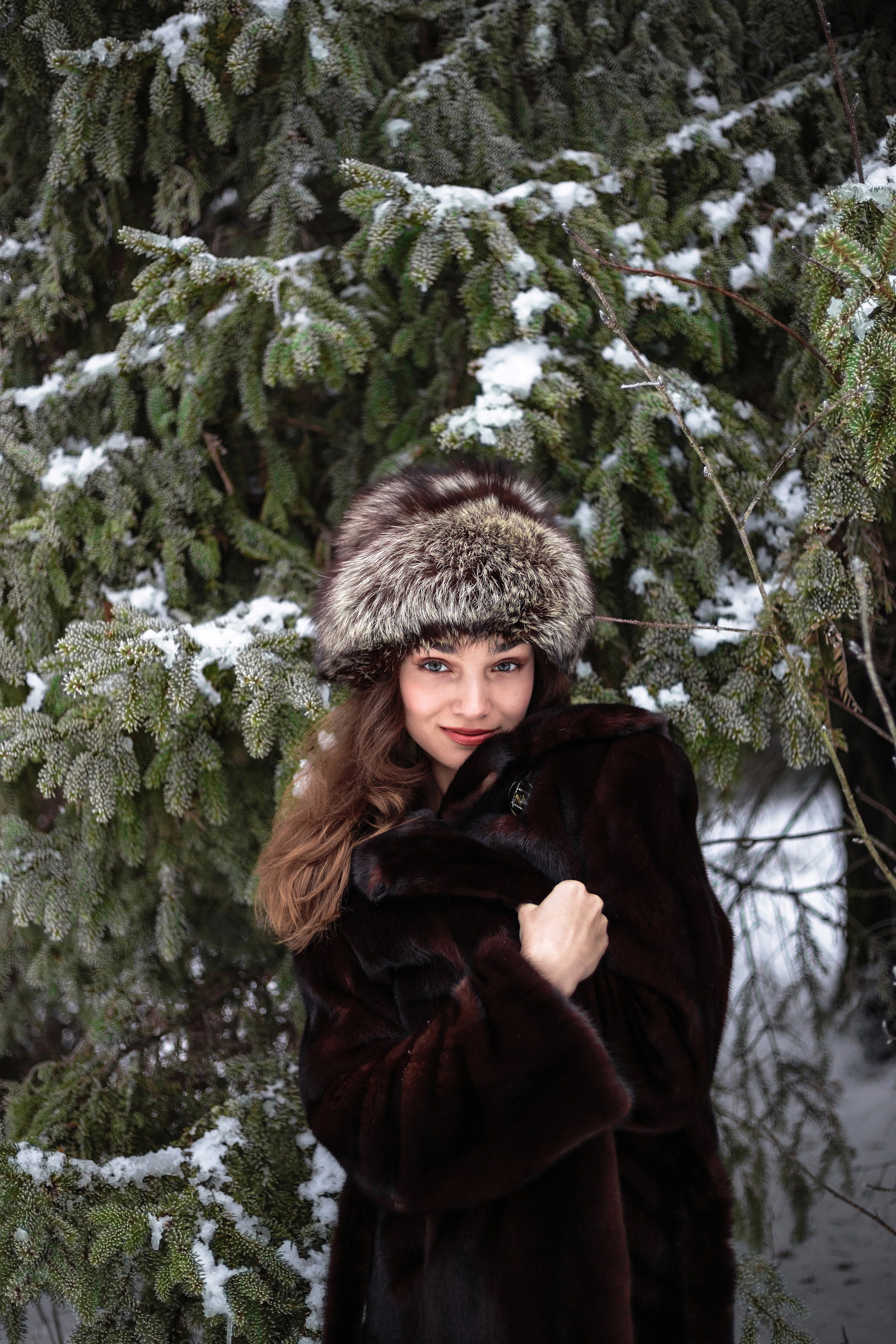 Зимняя фотосессия девушки в лесу. Главная