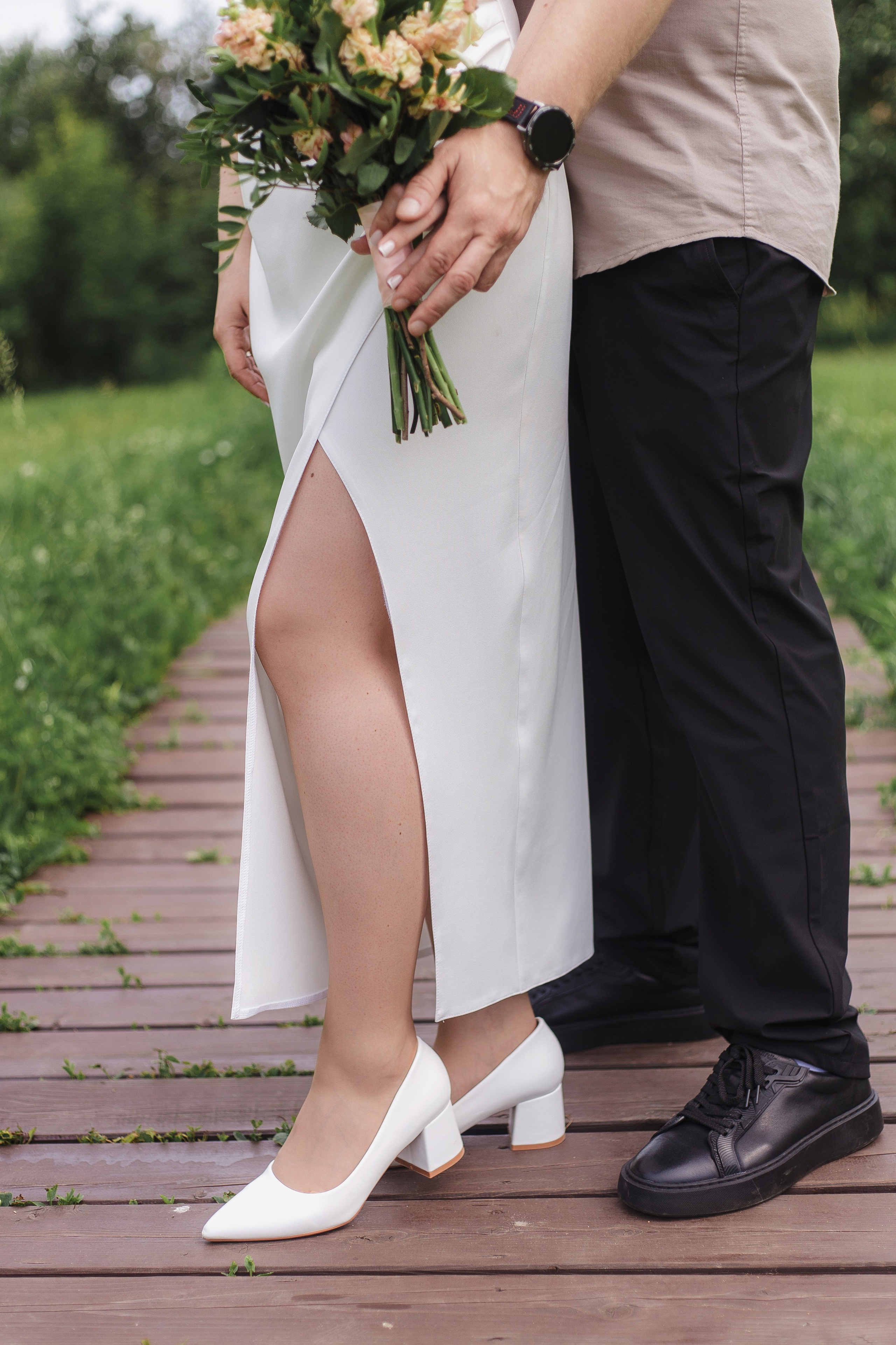 Свадебная фотосессия в природном уголке среди города. Главная