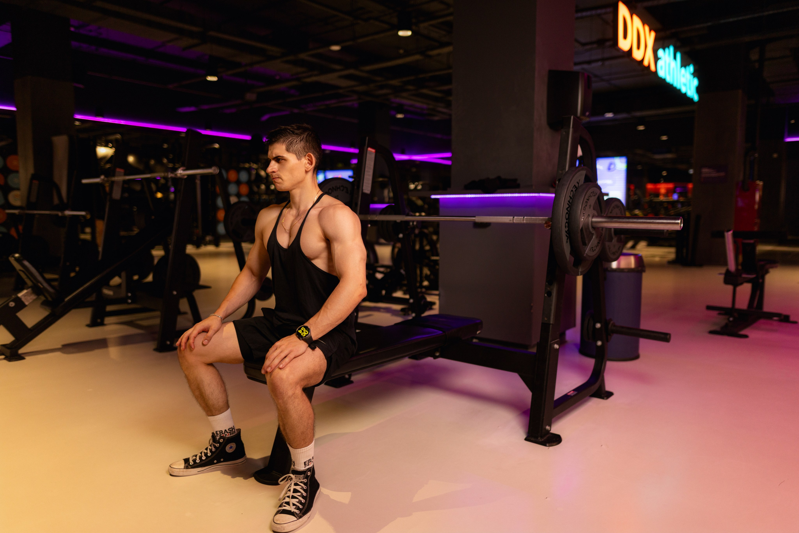 Фотосет в Владом в тренажерном зале для контента. Дмитрий Шульгин, портретный фотограф в Воронеже