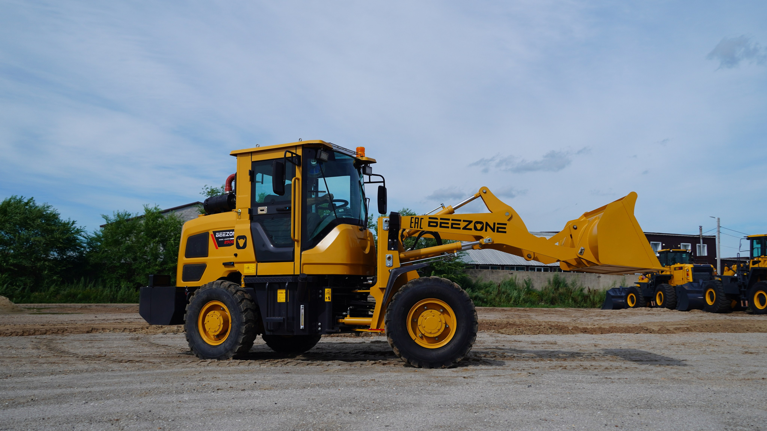 Фото фронт.погр. Beezone 906. Продажа и обслуживание грузовой техники и спецтехники в г. Новосибирск компания СТИ