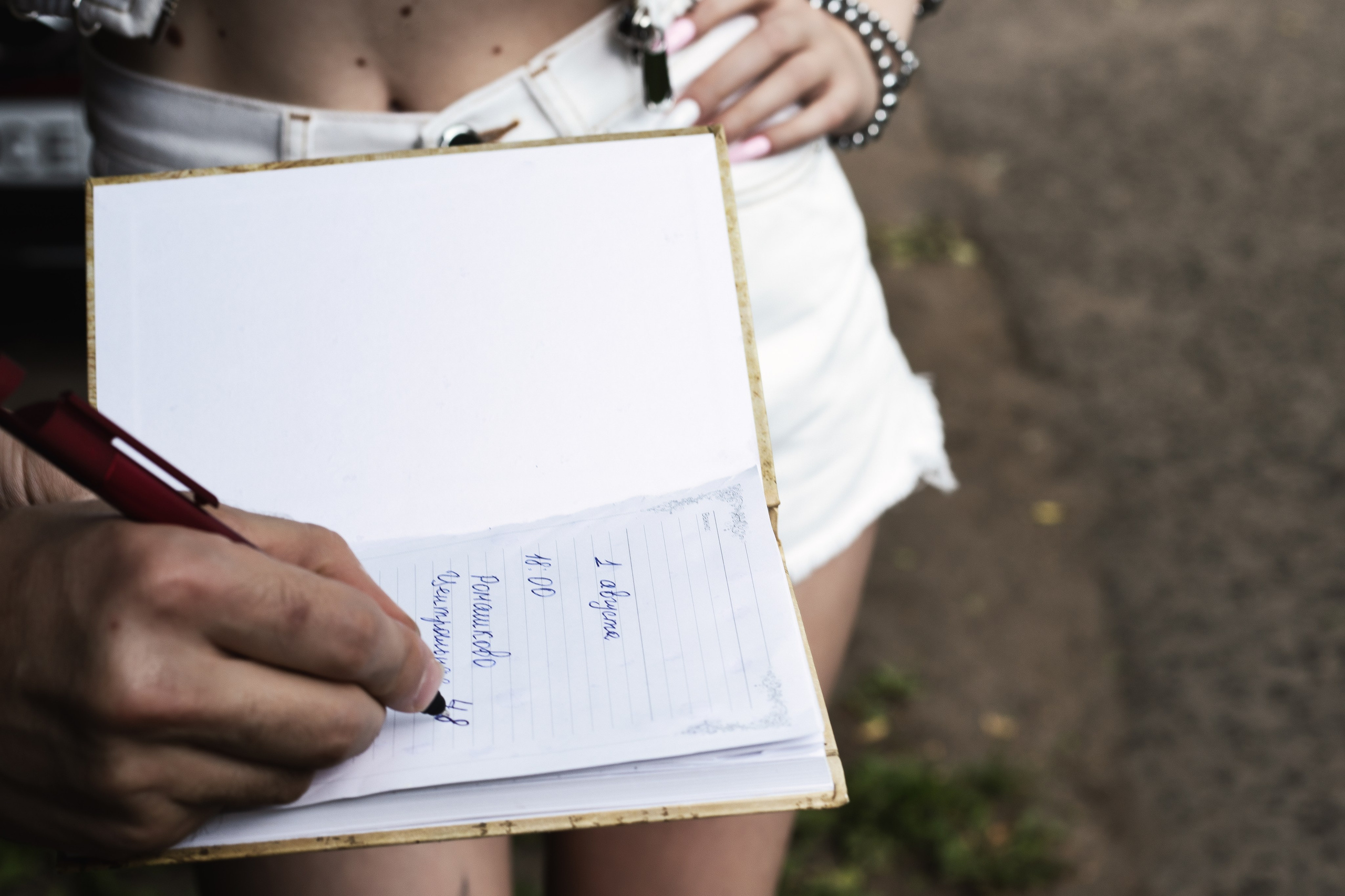 Протянув листок с датой и местом встречи