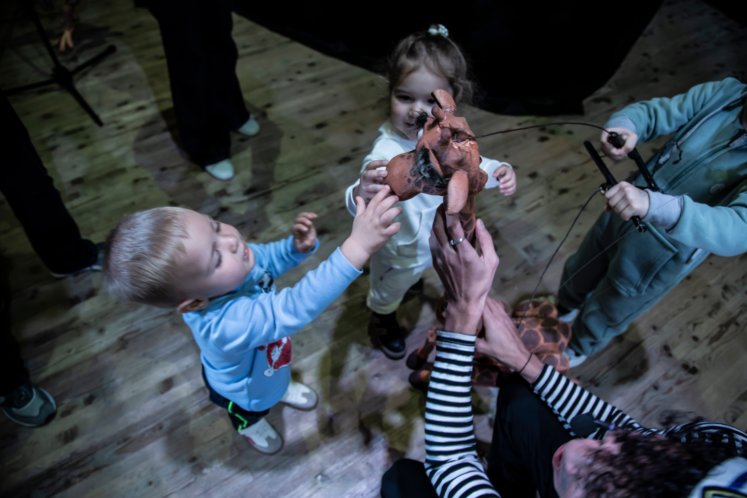 Жирафа и носорог спектакль театра Саквояж. Фотограф в Сочи Юрий Шептаев