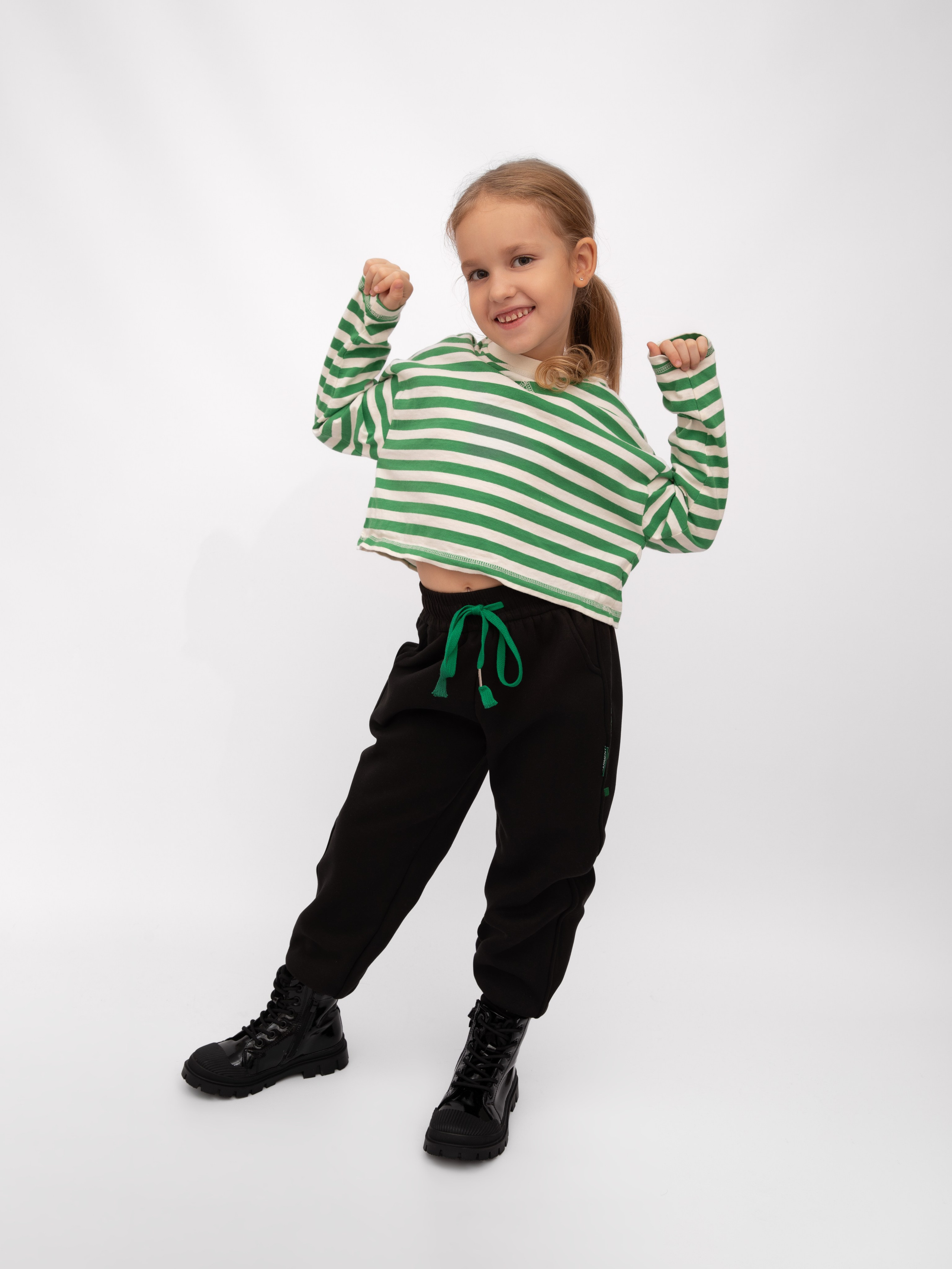 Детские брюки. Фотостудия предметной и модельной съёмки для маркетплейсов