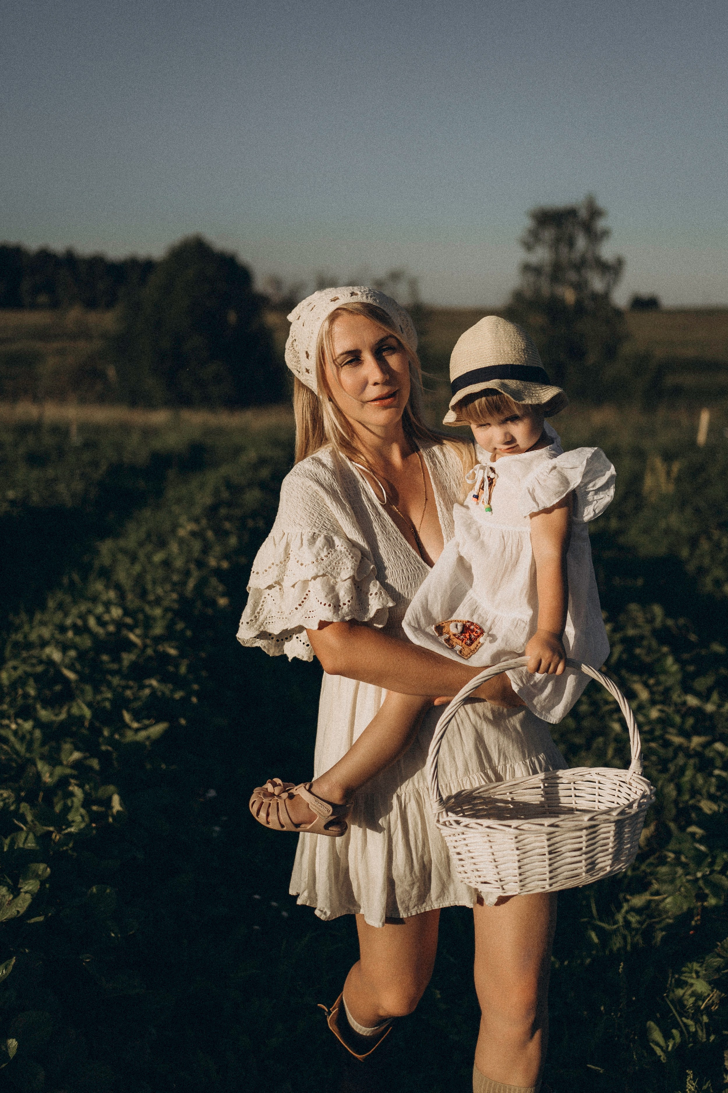 Алина и Оливия съемка на природе. Семейный фотограф в Калуге Ирина Алдохина