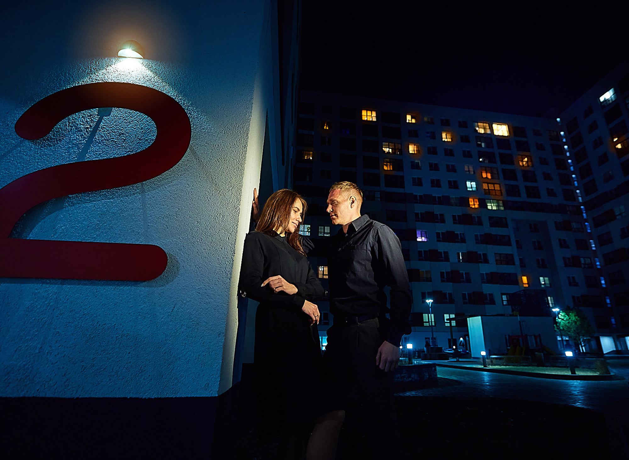 Городское лавстори вечером под фонарями