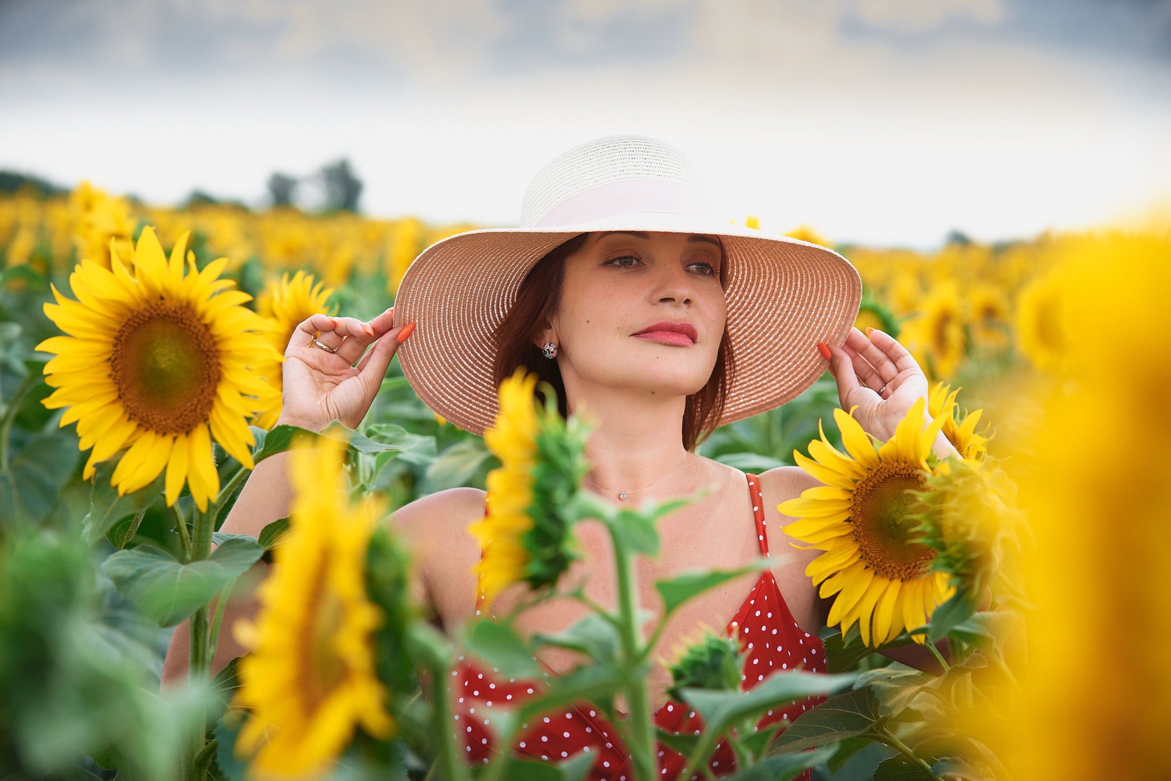 девушка в соломенной шляпе с подсолнухами