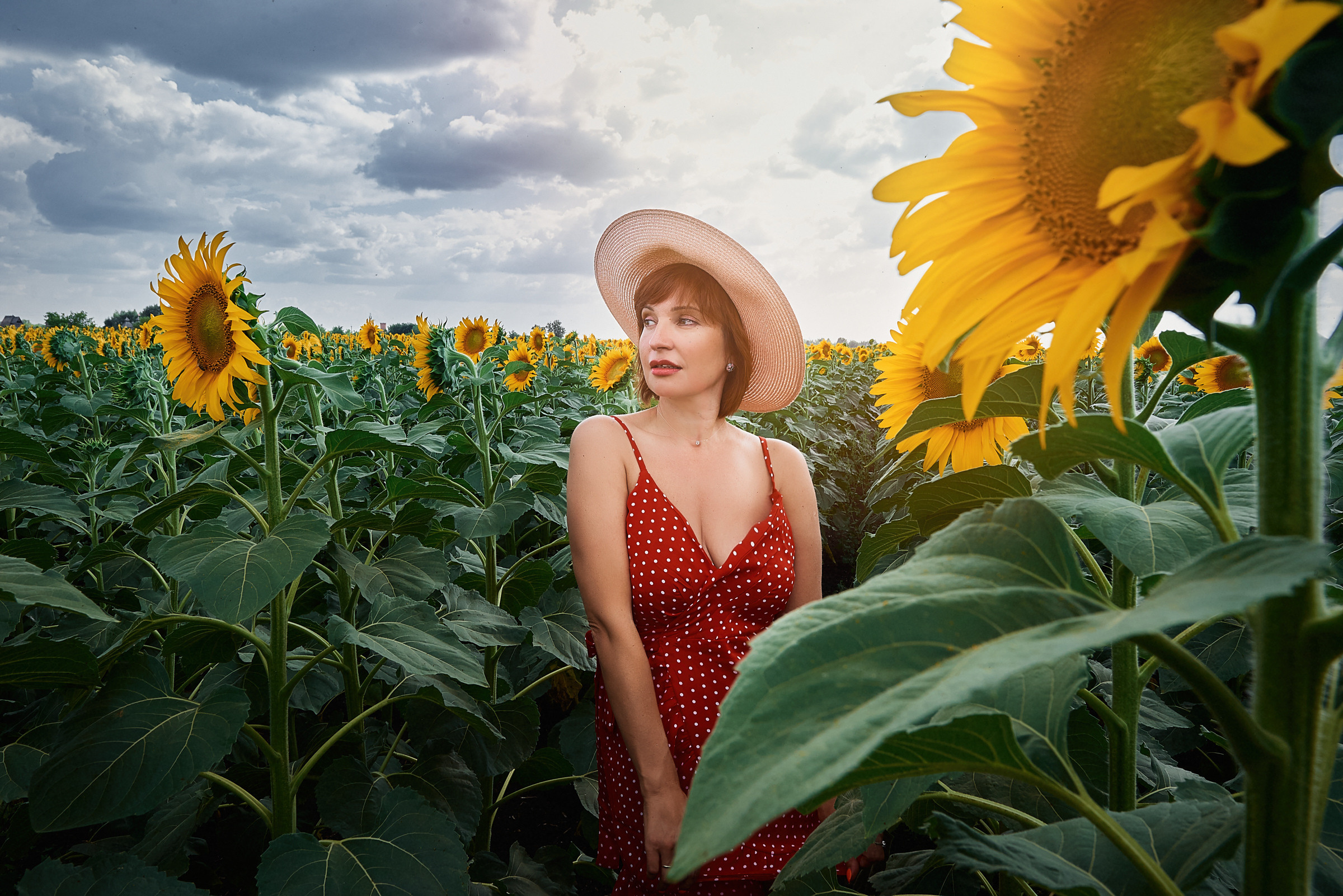девушка в красном платье с большими подсолнухами